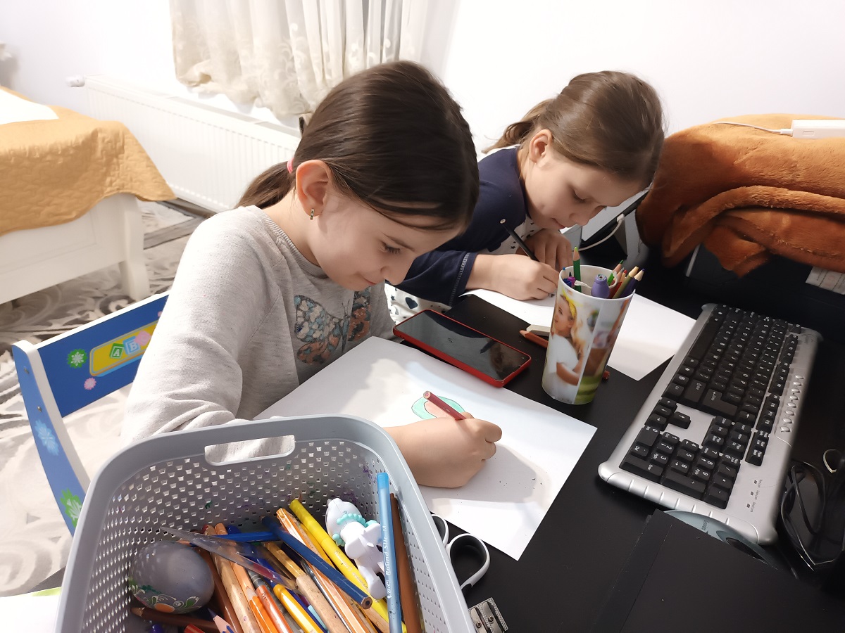 Mame refugiate cu copii, găzduite la Centrul de activități pentru copii „Sfânta Sofia” din Parohia Poiana-Brăești Mame refugiate cu copii, găzduite la Centrul de activități pentru copii „Sfânta Sofia” din Parohia Poiana-Brăești