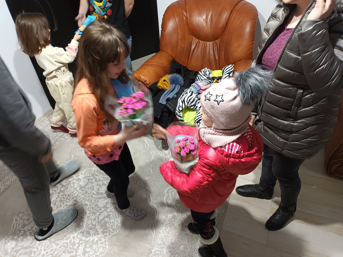 Mame refugiate cu copii, găzduite la Centrul de activități pentru copii „Sfânta Sofia” din Parohia Poiana-Brăești Mame refugiate cu copii, găzduite la Centrul de activități pentru copii „Sfânta Sofia” din Parohia Poiana-Brăești