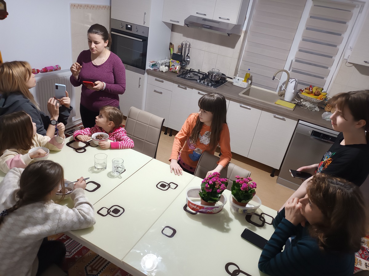 Mame refugiate cu copii, găzduite la Centrul de activități pentru copii „Sfânta Sofia” din Parohia Poiana-Brăești