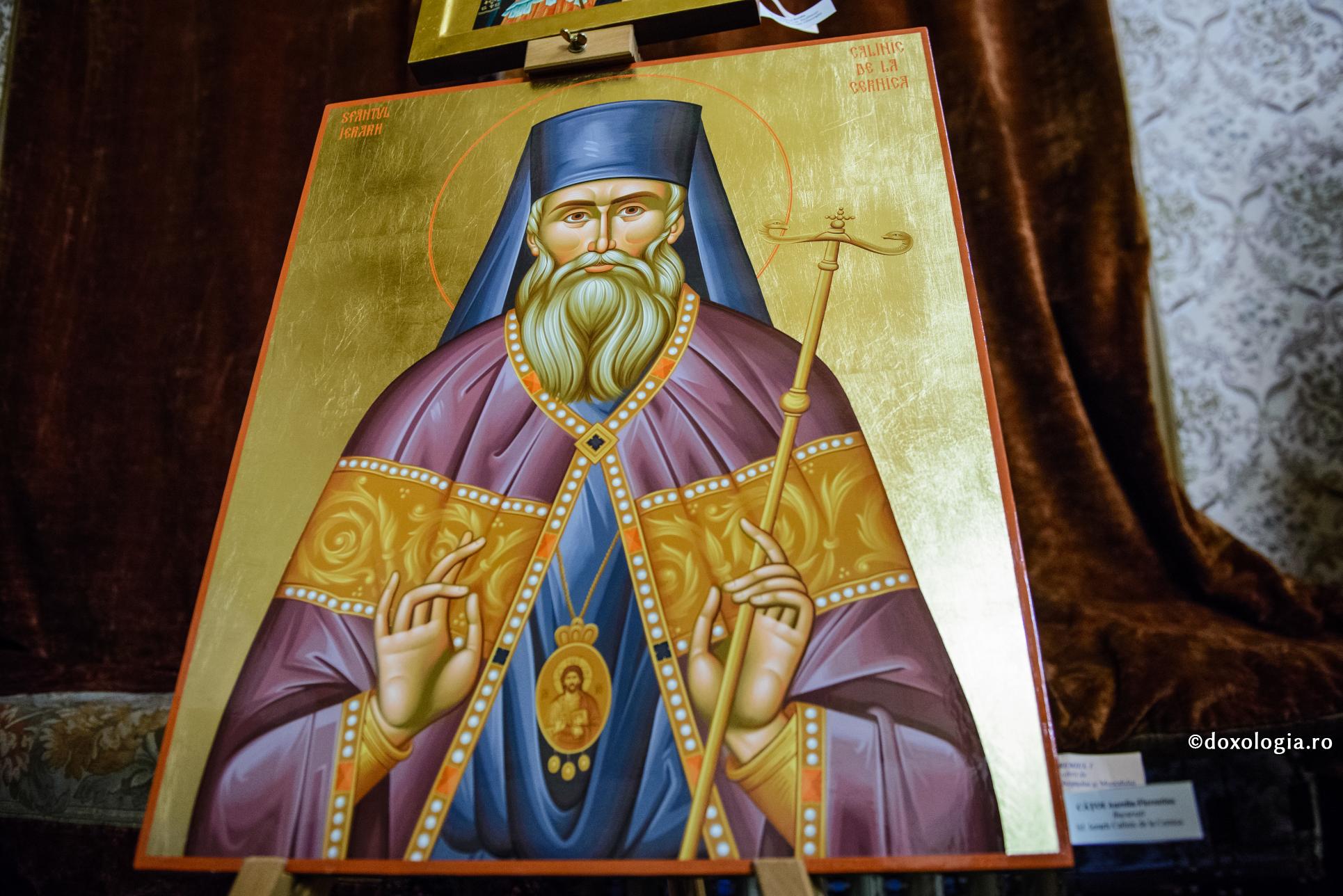 Un tânăr în fața icoanei Sfântului Calinic