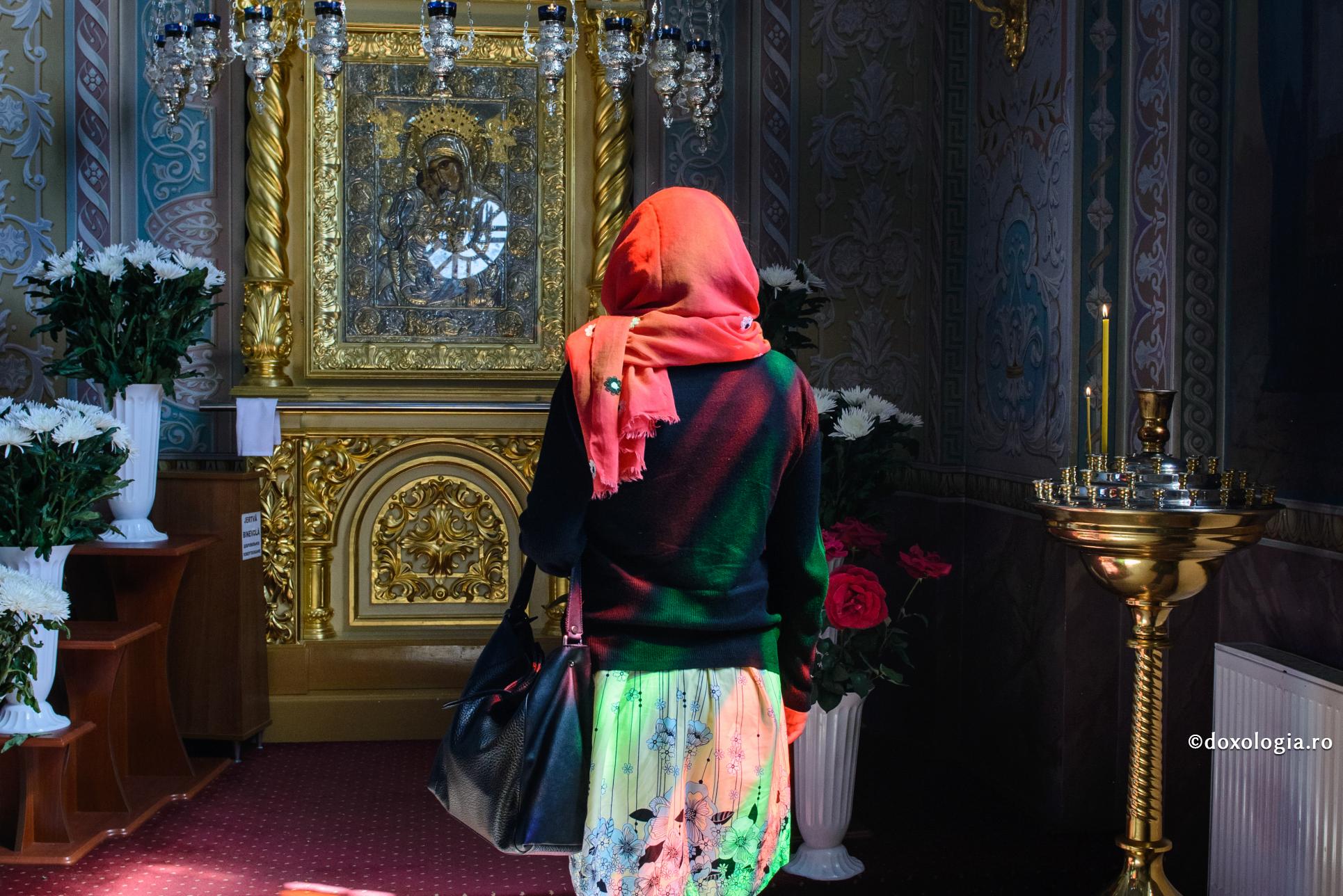 Ești femeie – ce model de viață ți-ai ales? / Foto: Oana Nechifor femeie în fața icoanei Maicii Domnului
