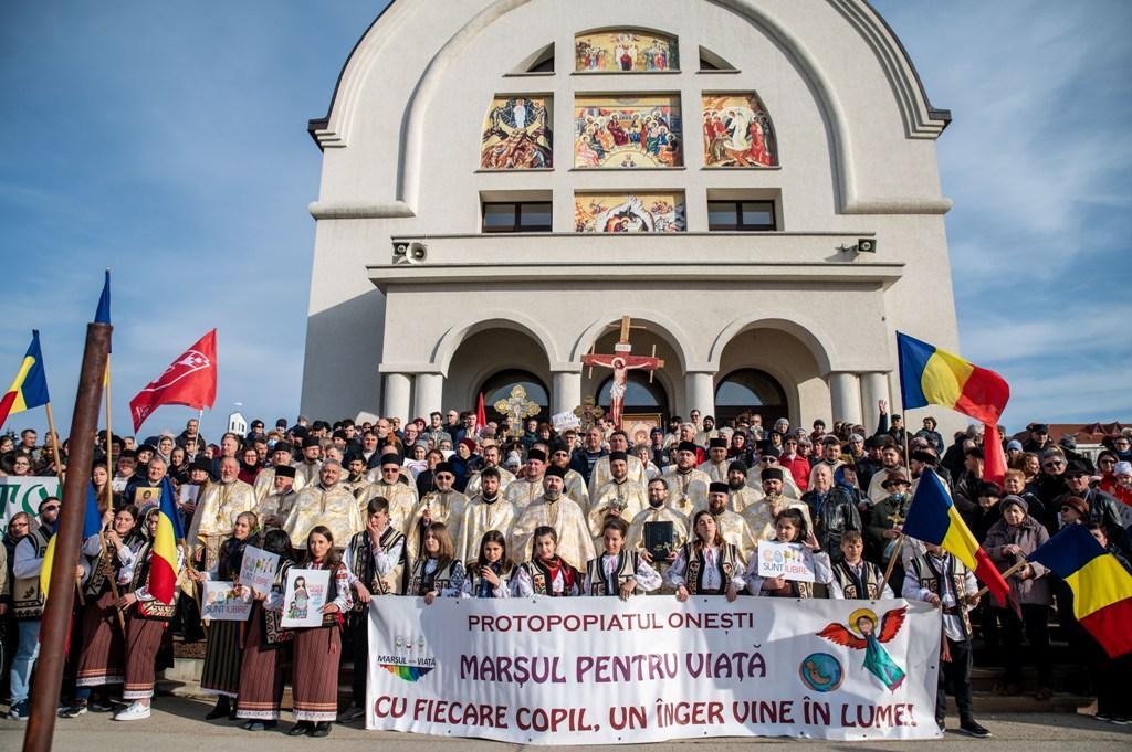 Procesiune închinată Sfintei Cruci, în Protopopiatul Onești