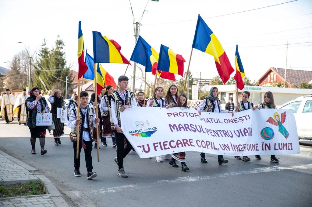 Procesiune închinată Sfintei Cruci, în Protopopiatul Onești