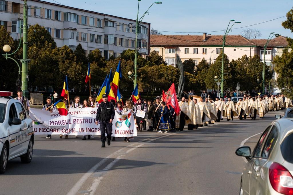 Procesiune închinată Sfintei Cruci, în Protopopiatul Onești
