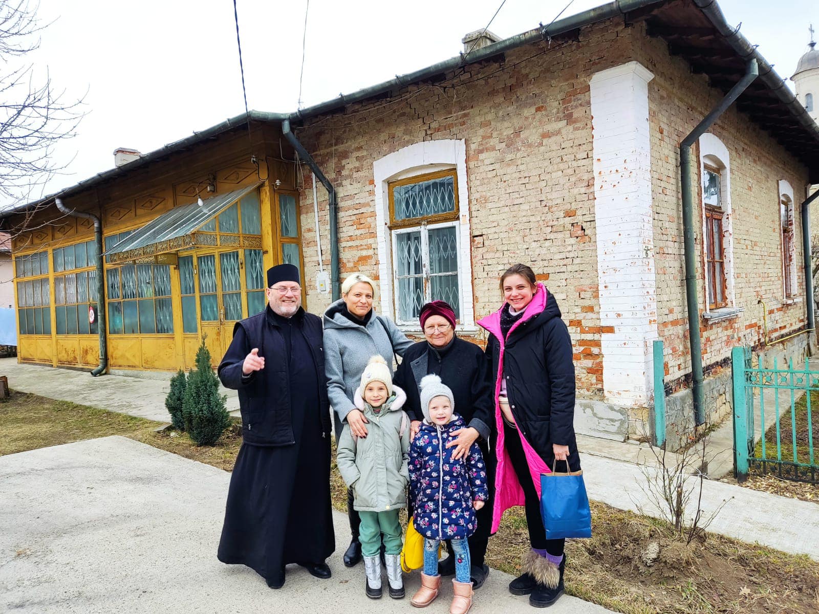 Telefon din mijlocul bombardamentelor – tatăl și bunicul au sunat să întrebe dacă celor plecate le este bine