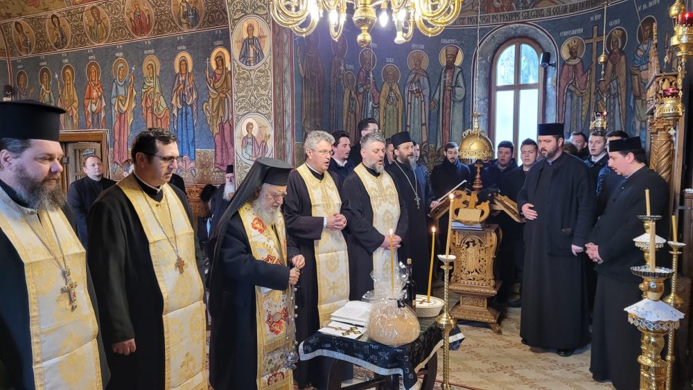 Foto: arhiepiscopiaaradului.ro Moment de cinstire a ierarhilor Aradului, citori ai învățământului teologic arădean