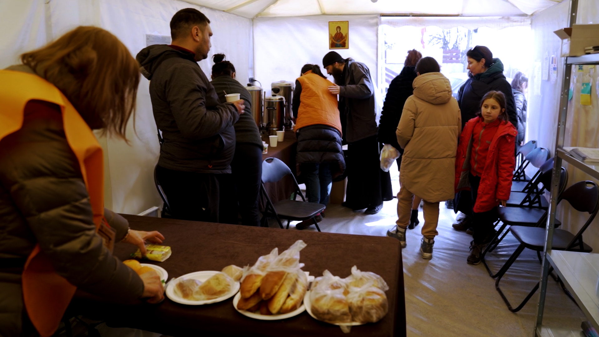 24 de ore din 24 – voluntari Pro Vita și preoți din Arhiepiscopia Iașilor, prezenți la vămile Sculeni, Stânca-Costești și Rădăuți-Prut 24 de ore din 24 – voluntari Pro Vita și preoți din Arhiepiscopia Iașilor, prezenți la vămile Sculeni, Stânca-Costești și Rădăuți-Prut