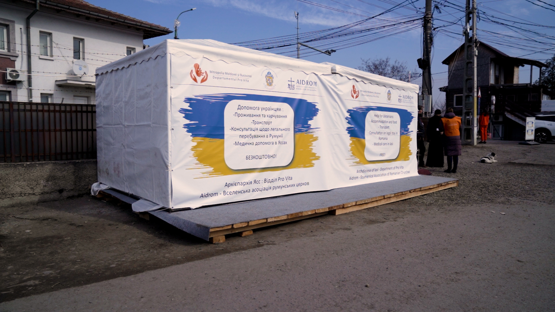 Voluntarii Pro Vita Iași au montat corturi info-point pentru refugiații care intră în țara noastră din Republica Moldova