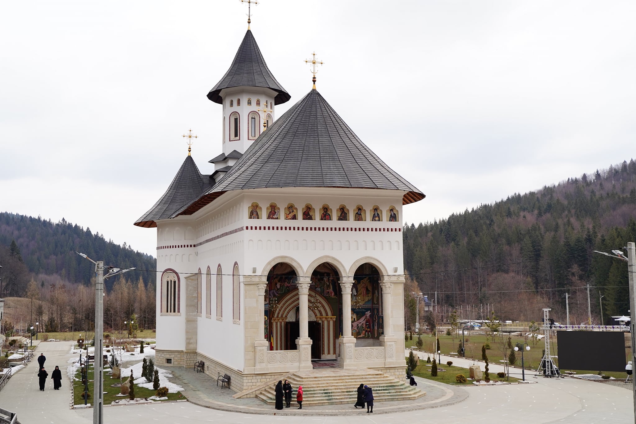 (Foto) Slujire arhierească la Mănăstirea Sihăstria Putnei, de Praznicul Bunei Vestiri