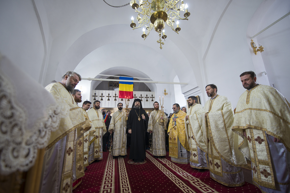 (Foto) Pocreaca, văzută altfel: Bucuria unei slujbe cu arhiereu într-una dintre cele mai sărace comunități din județul Iași