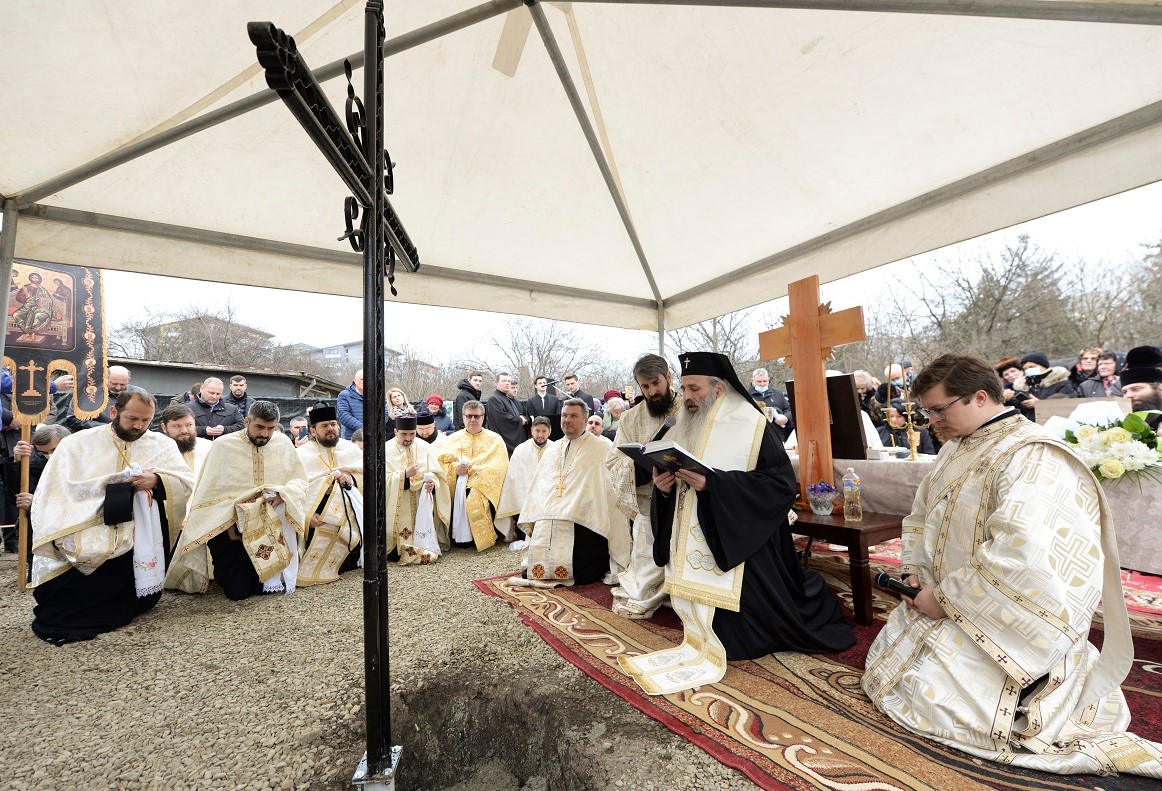 (Foto) Momente istorice pentru credincioșii ieșeni din cartierul Păcurari: A fost pusă piatra de temelie pentru o nouă biserică