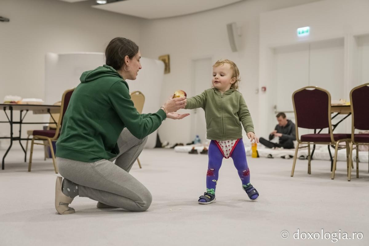 Un strop de alinare pentru copiii refugiaților cu deficiențe de auz găzduiți la Centrul de evenimente Agora: jucării și proiecții cu desene animate