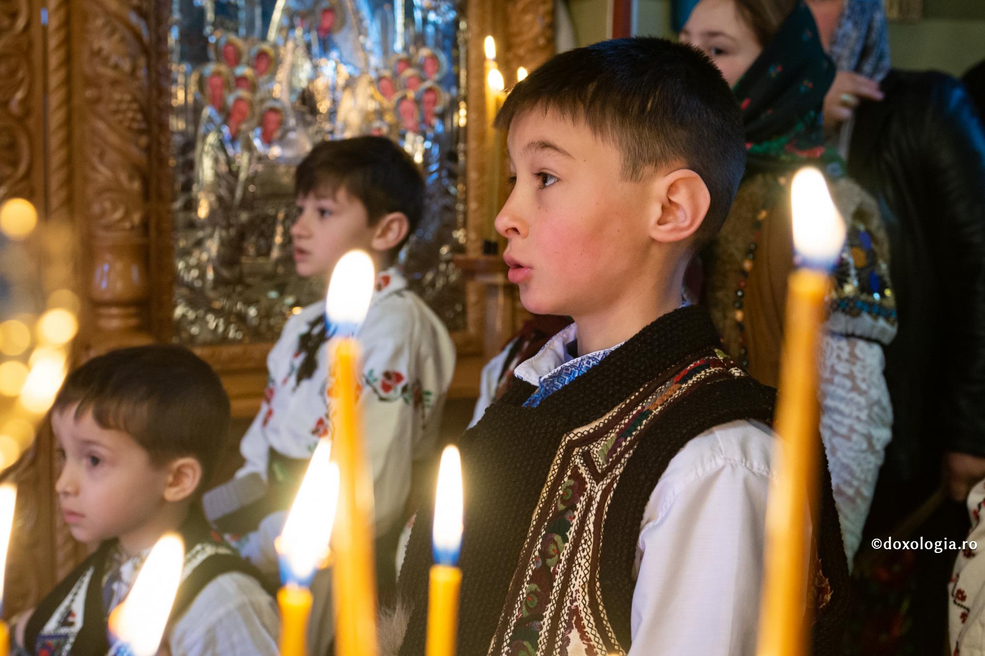 Cum ajutăm copiii să simtă Liturghia ca pe ceva la care participă, nu doar observă din exterior? / Foto: Bogdan Bulgariu copii în costul popular participând la slujbă