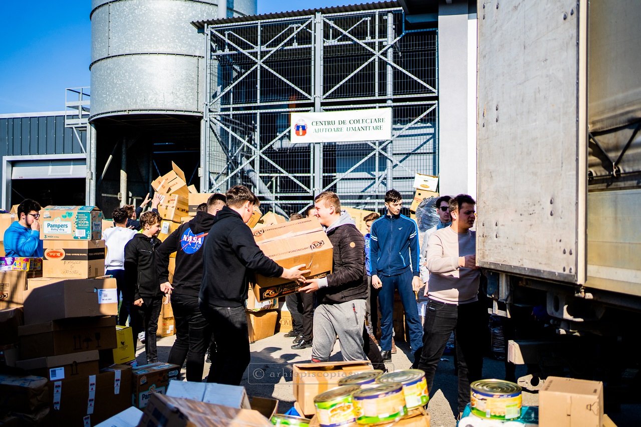 Elevii Seminarului Teologic Liceal Ortodox „Mitropolitul Dosoftei” din Suceava se alătură acțiunilor de sprijinire a refugiaților ucraineni