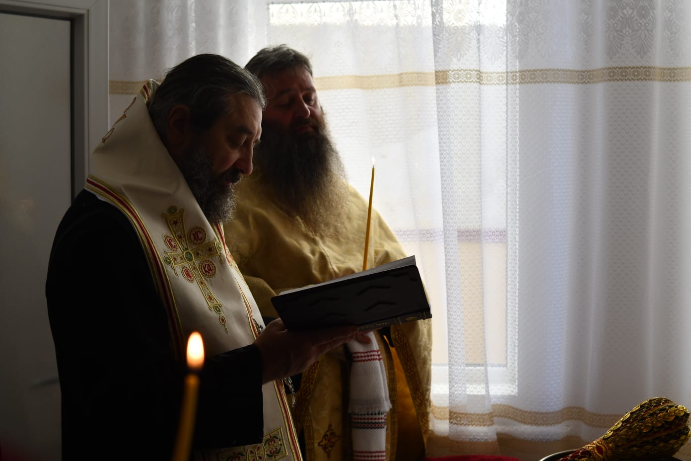 PS Nichifor Botoșăneanul a binecuvântat locuința renovată în cadrul proiectului „Împreună sub același acoperiș”