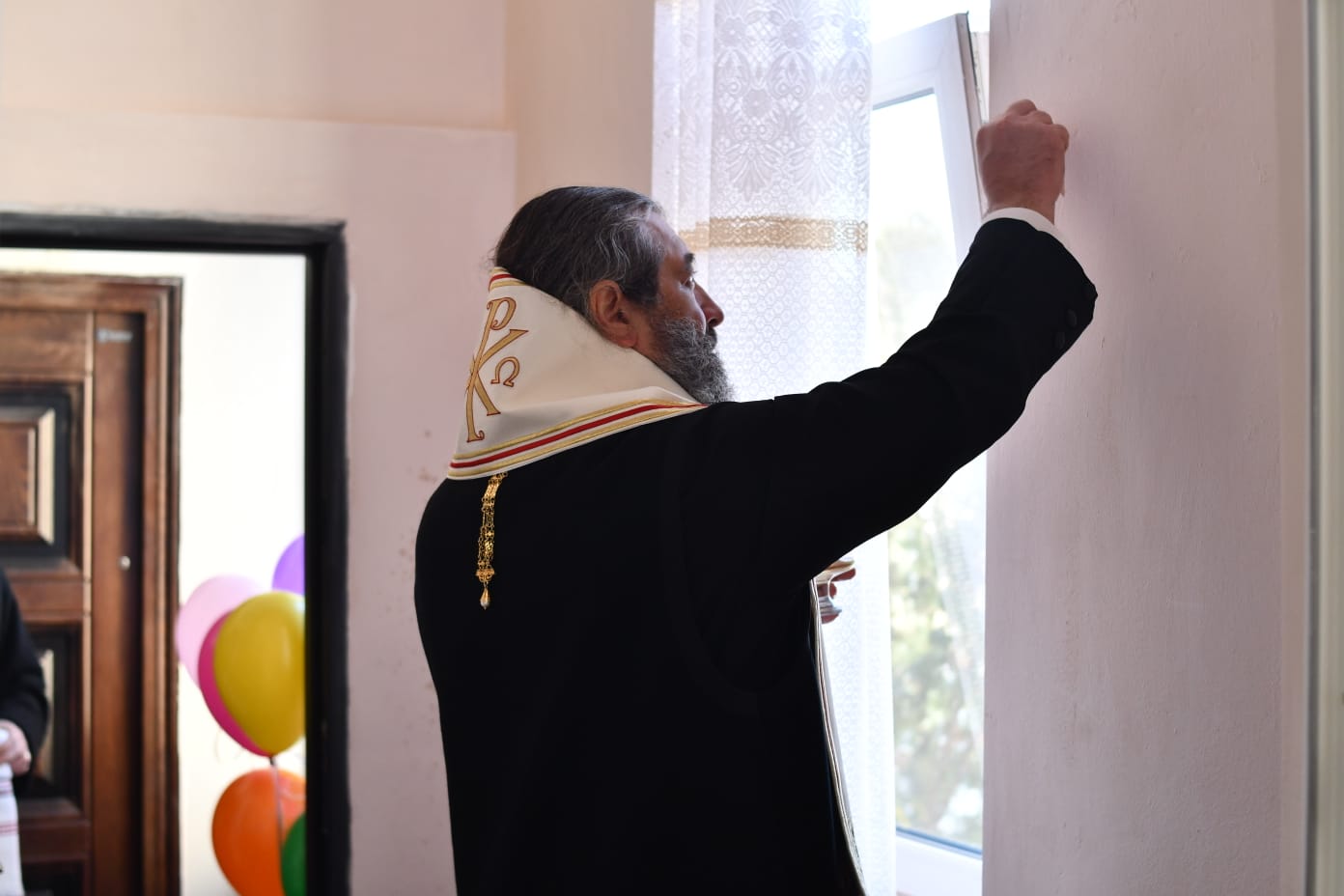 PS Nichifor Botoșăneanul a binecuvântat locuința renovată în cadrul proiectului „Împreună sub același acoperiș”