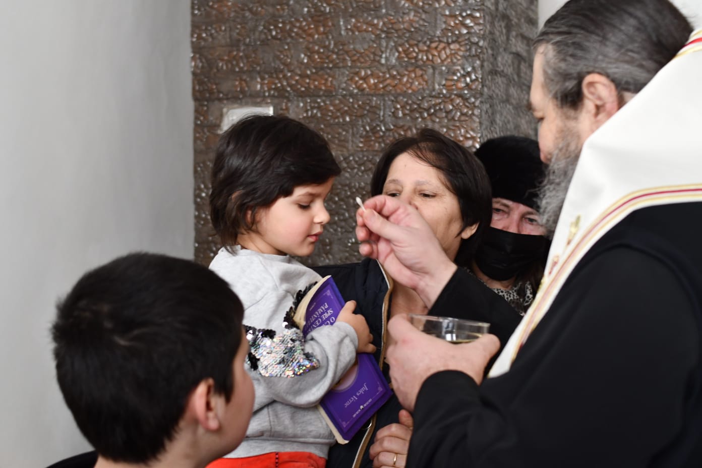 PS Nichifor Botoșăneanul a binecuvântat locuința renovată în cadrul proiectului „Împreună sub același acoperiș”