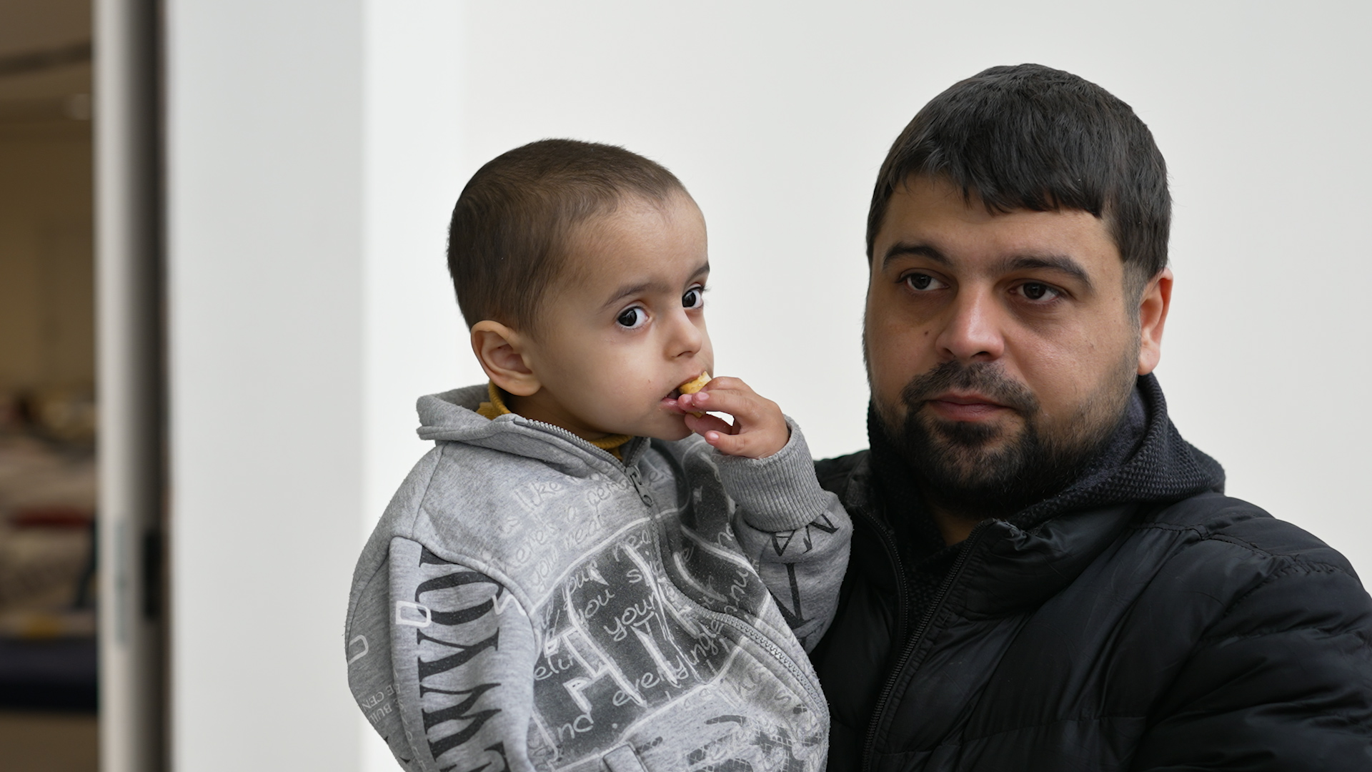 (Video) „Dormeam noaptea și ne-am trezit de la bombardamente” – prima zi de război, ultima zi în Ucraina