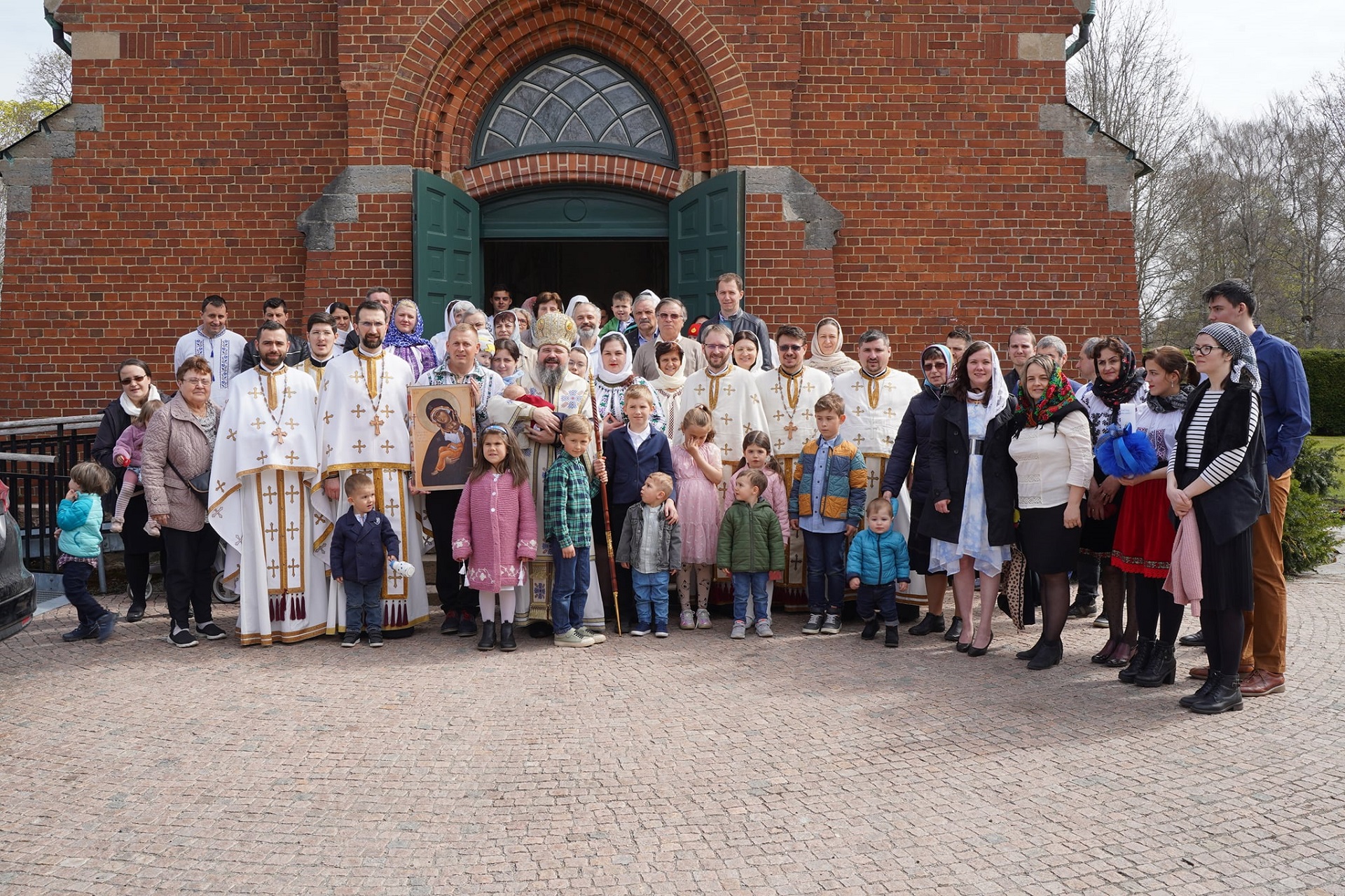 (Foto) Marțea Luminată în Suedia – Liturghie, botez și cinstire a Icoanei Maicii Domnului „Floarea neveștejită”