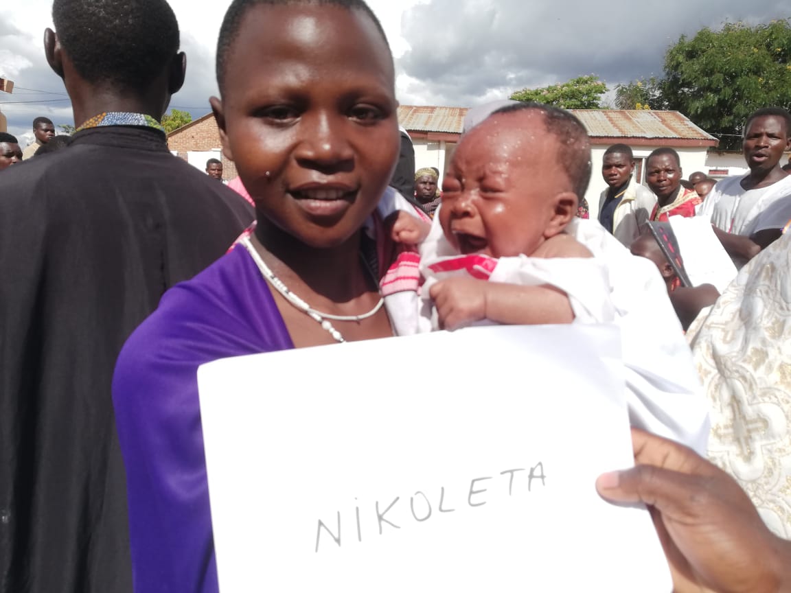 250 de botezuri au fost săvârșite în Sâmbăta Mare la Centrul Misionar din Kidamali