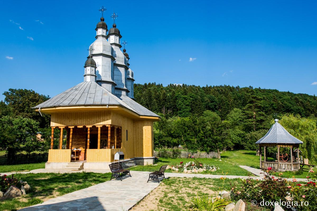 Sărbătoare în poiana Raiului: Schitul nemțean Pocrov își cinstește ctitorul