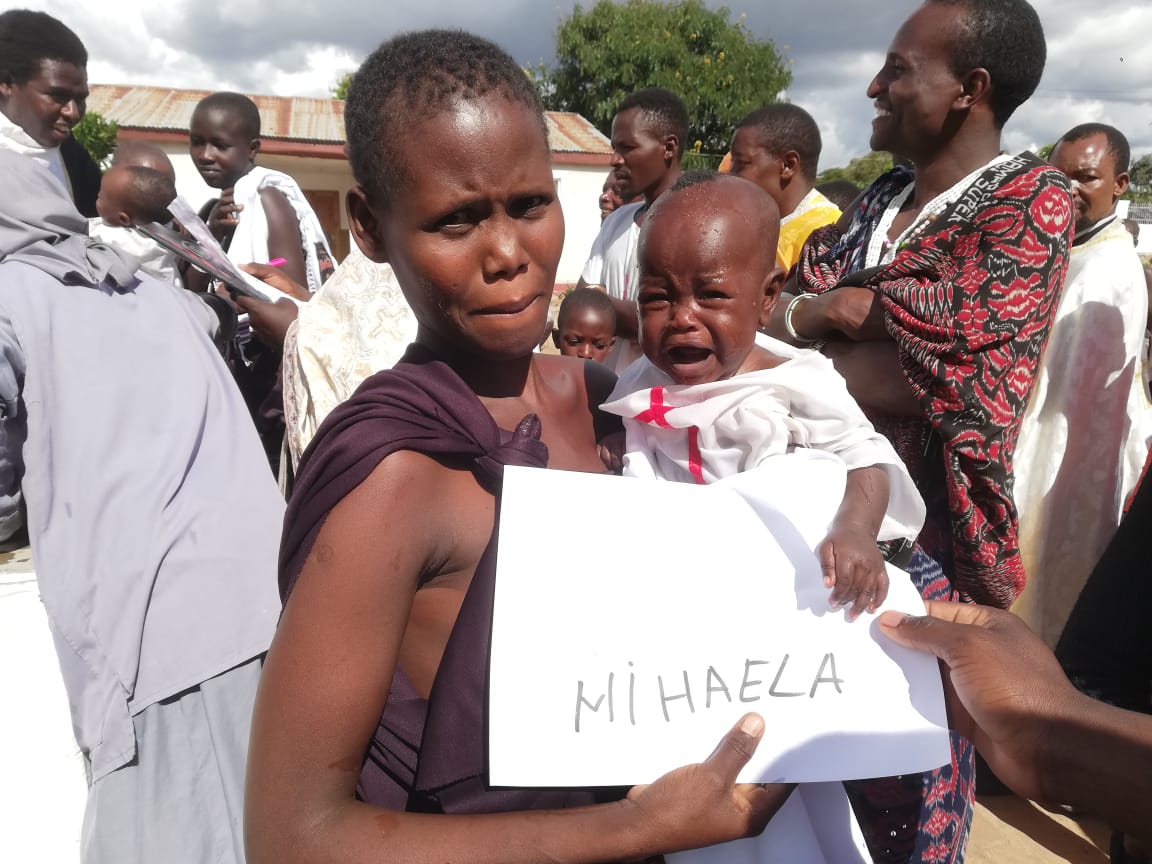 250 de botezuri au fost săvârșite în Sâmbăta Mare la Centrul Misionar din Kidamali