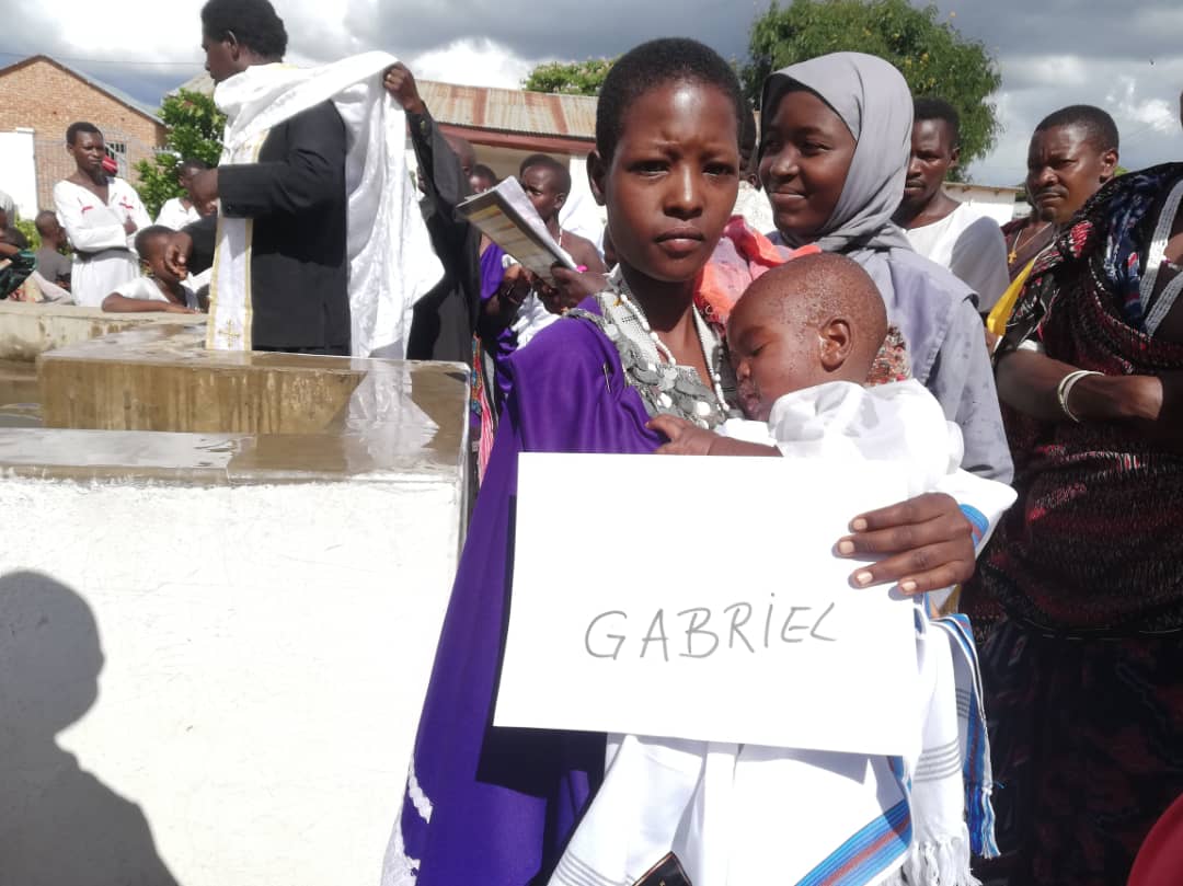 250 de botezuri au fost săvârșite în Sâmbăta Mare la Centrul Misionar din Kidamali