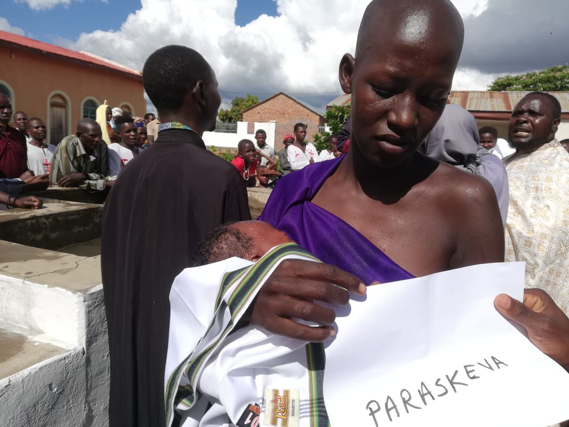 250 de botezuri au fost săvârșite în Sâmbăta Mare la Centrul Misionar din Kidamali