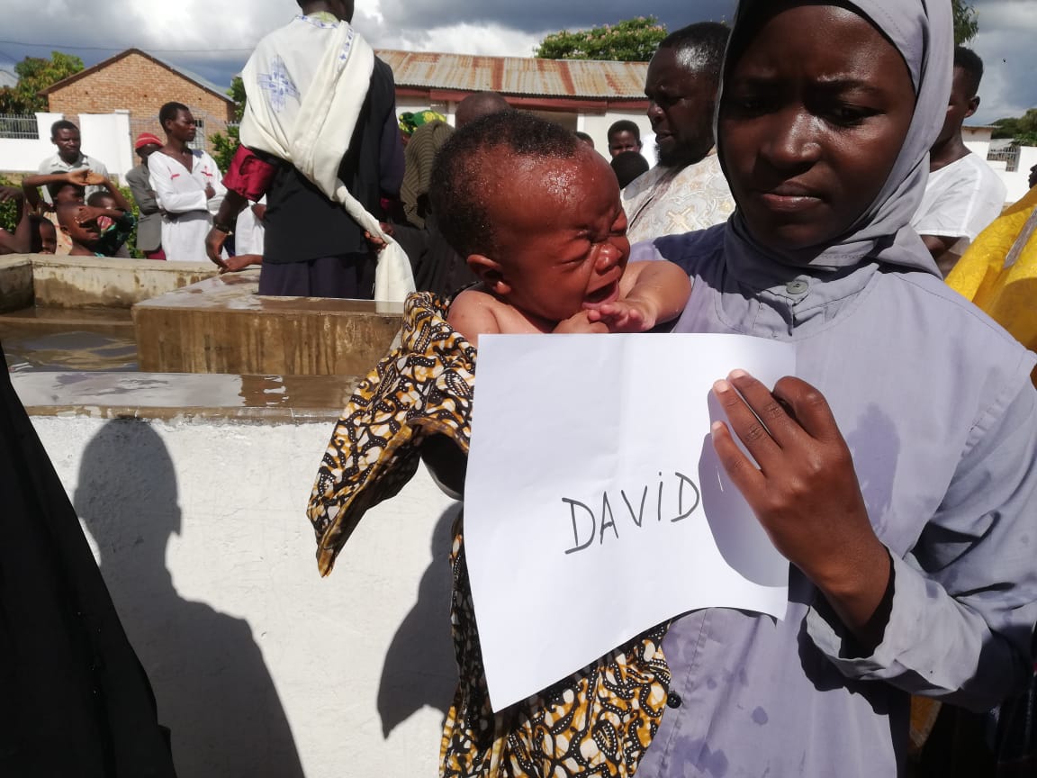 250 de botezuri au fost săvârșite în Sâmbăta Mare la Centrul Misionar din Kidamali