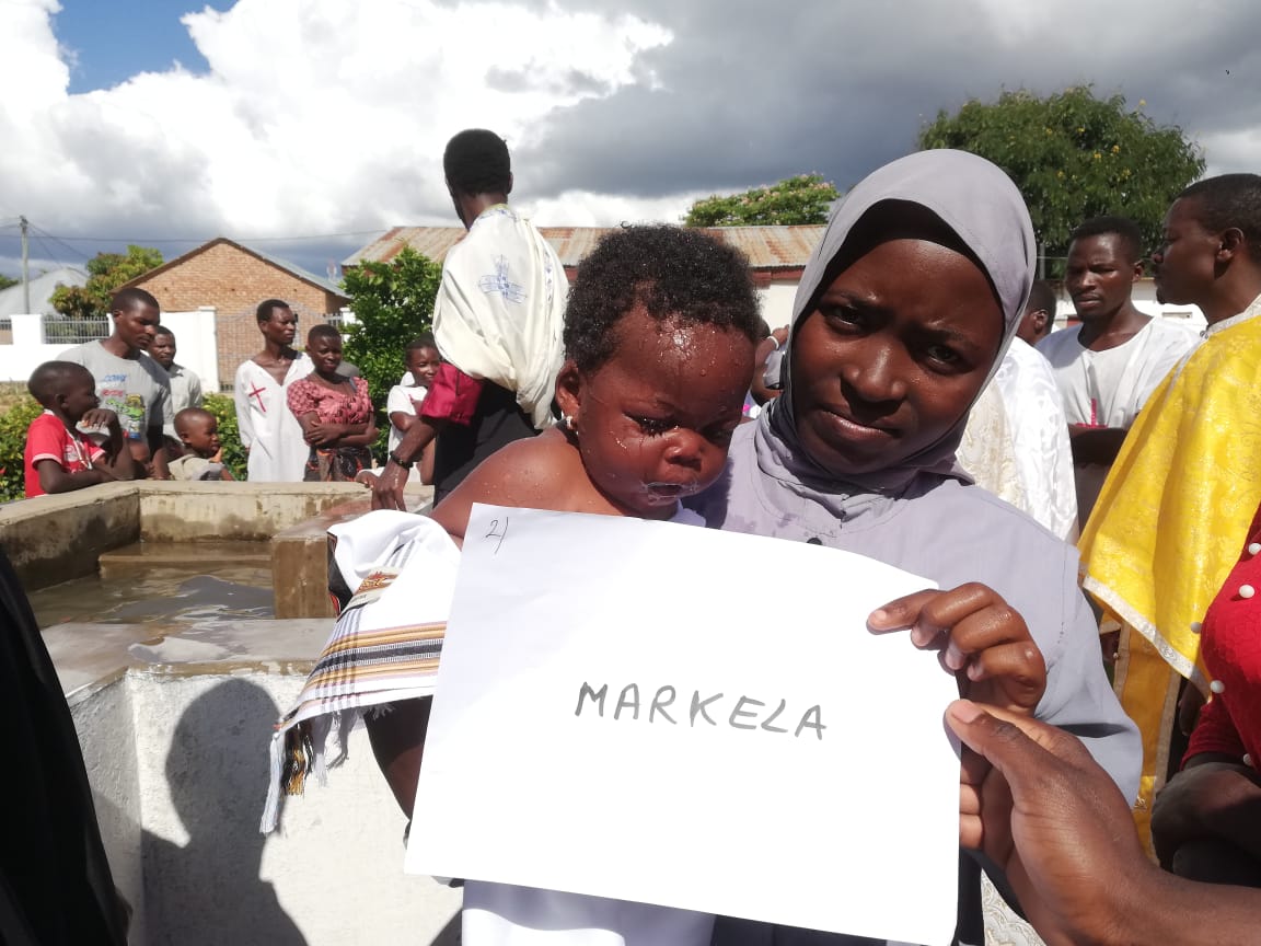 250 de botezuri au fost săvârșite în Sâmbăta Mare la Centrul Misionar din Kidamali