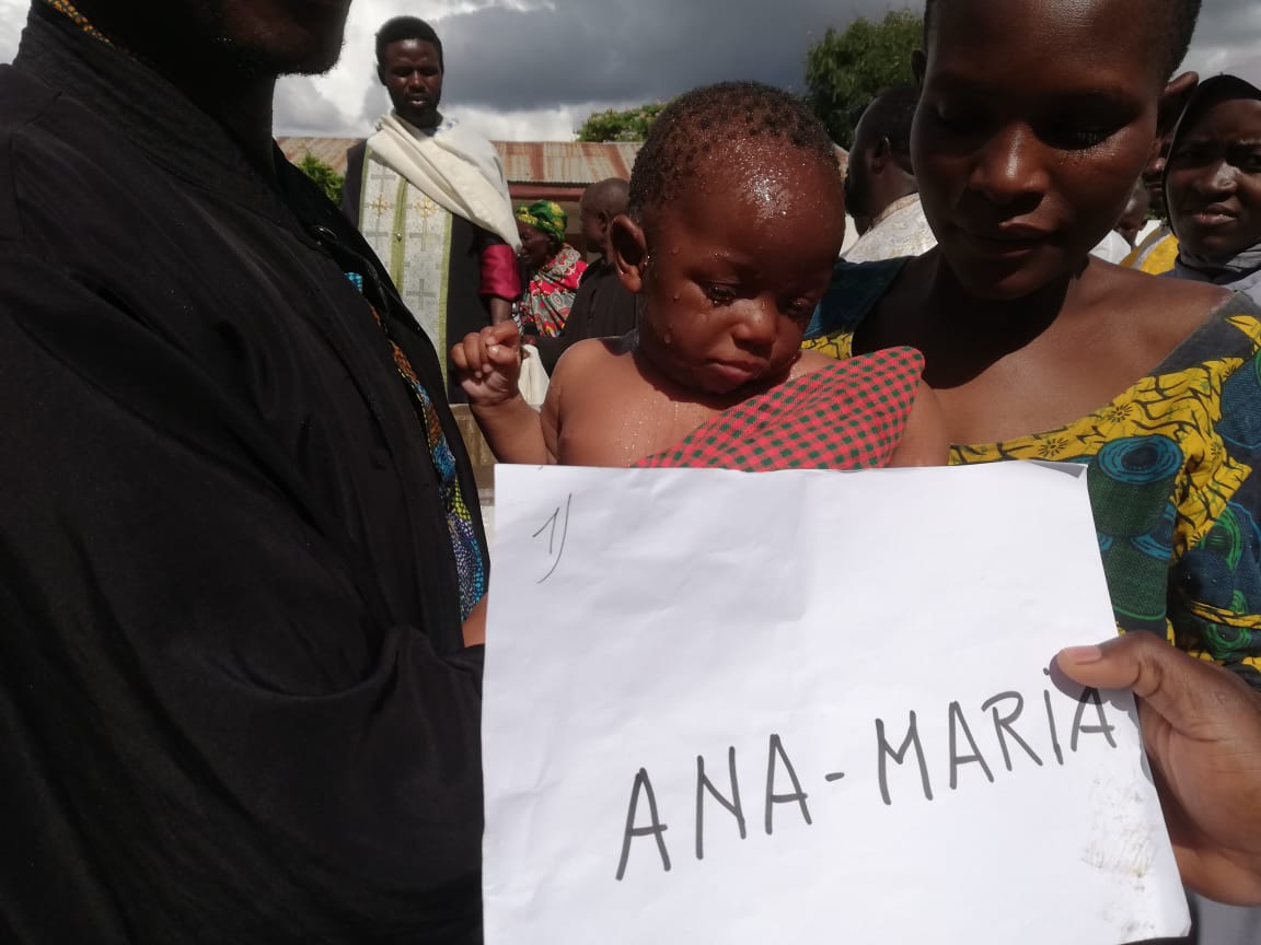 250 de botezuri au fost săvârșite în Sâmbăta Mare la Centrul Misionar din Kidamali