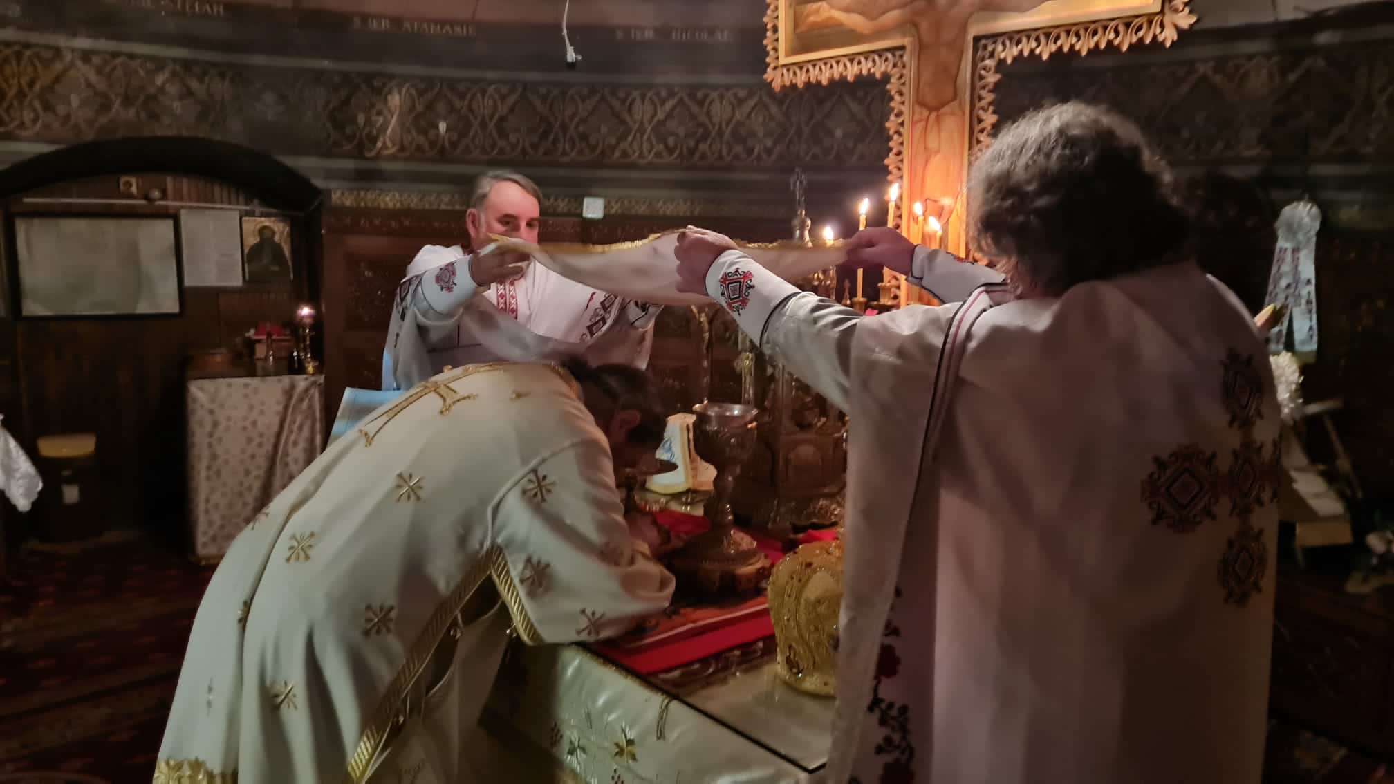Părintele Episcop-vicar Nichifor Botoșăneanul, de Înviere la Piatra Neamț: „Vestim unii altora «Hristos a înviat» ca să pătrundă mai adânc în sufletul nostru”