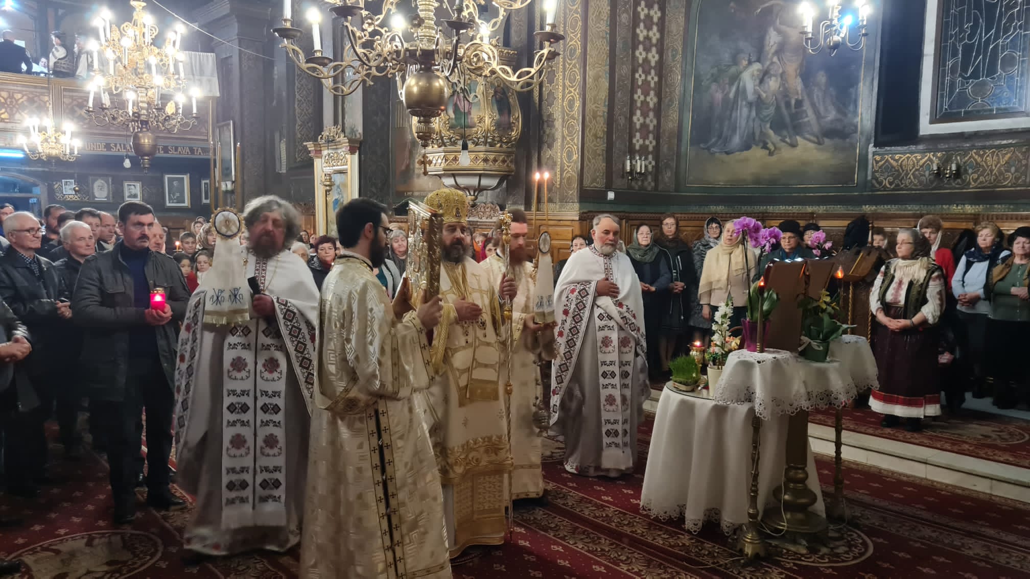 Părintele Episcop-vicar Nichifor Botoșăneanul, de Înviere la Piatra Neamț: „Vestim unii altora «Hristos a înviat» ca să pătrundă mai adânc în sufletul nostru”