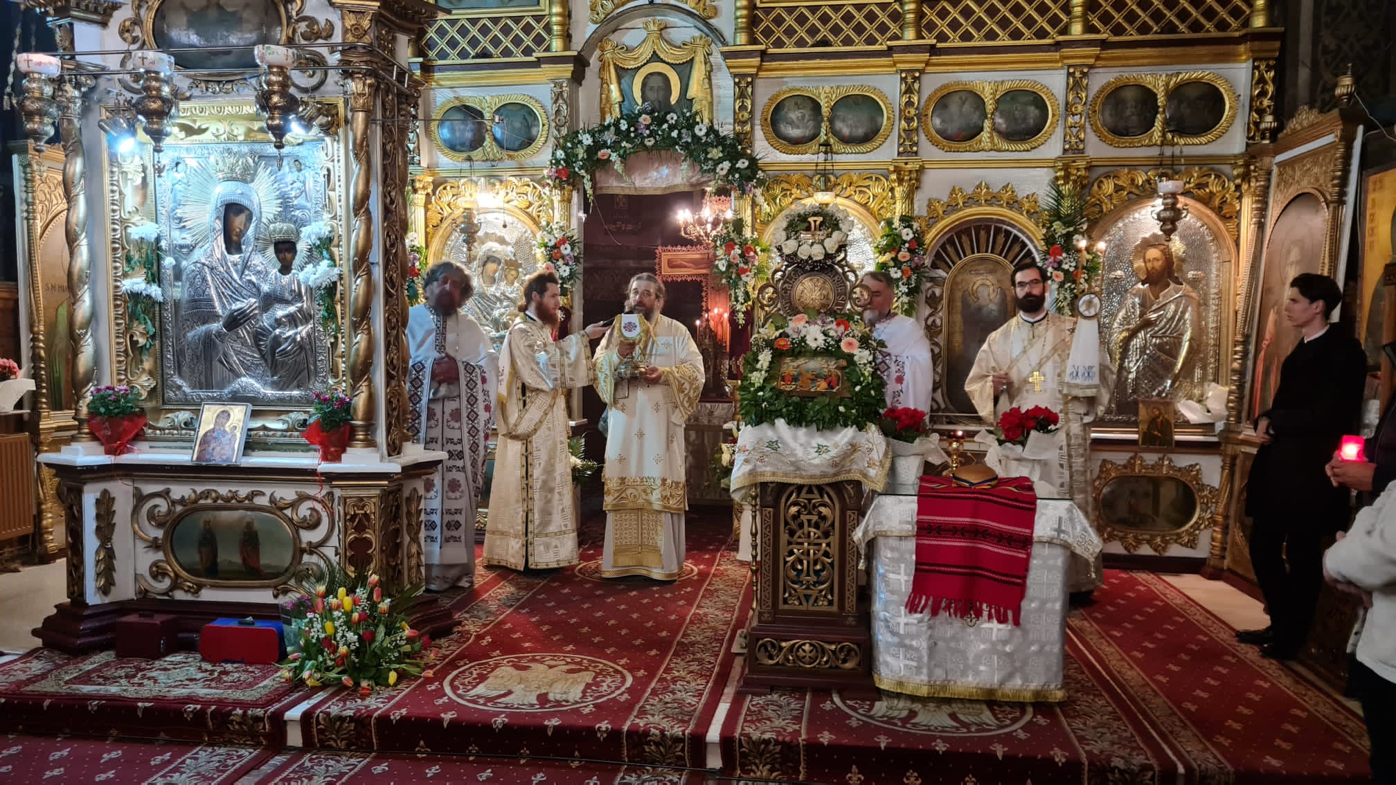 Părintele Episcop-vicar Nichifor Botoșăneanul, de Înviere la Piatra Neamț: „Vestim unii altora «Hristos a înviat» ca să pătrundă mai adânc în sufletul nostru”