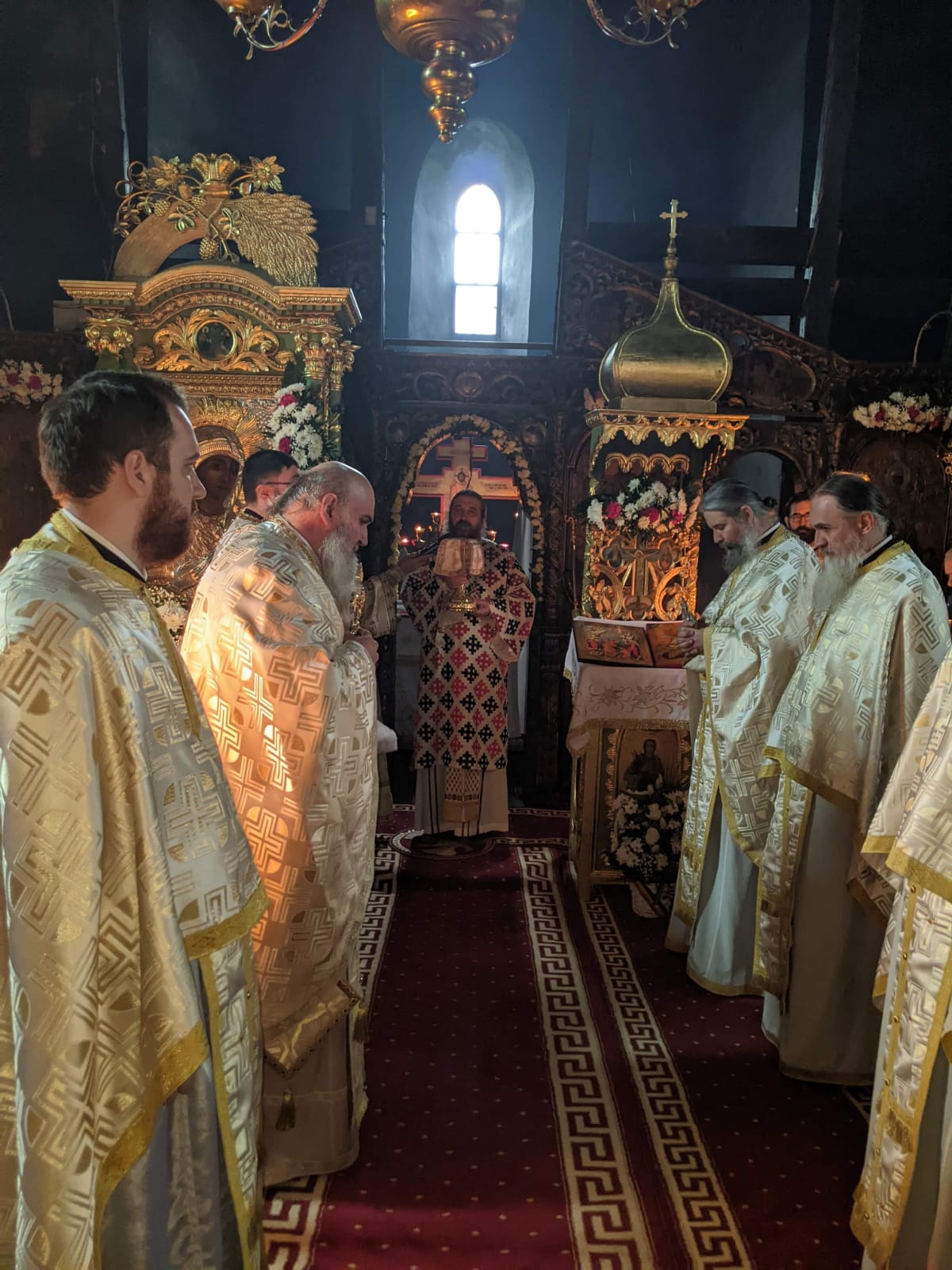 Slujbă arhierească în a doua zi de Paști la Biserica „Sfântul Gheorghe” din Hârlău