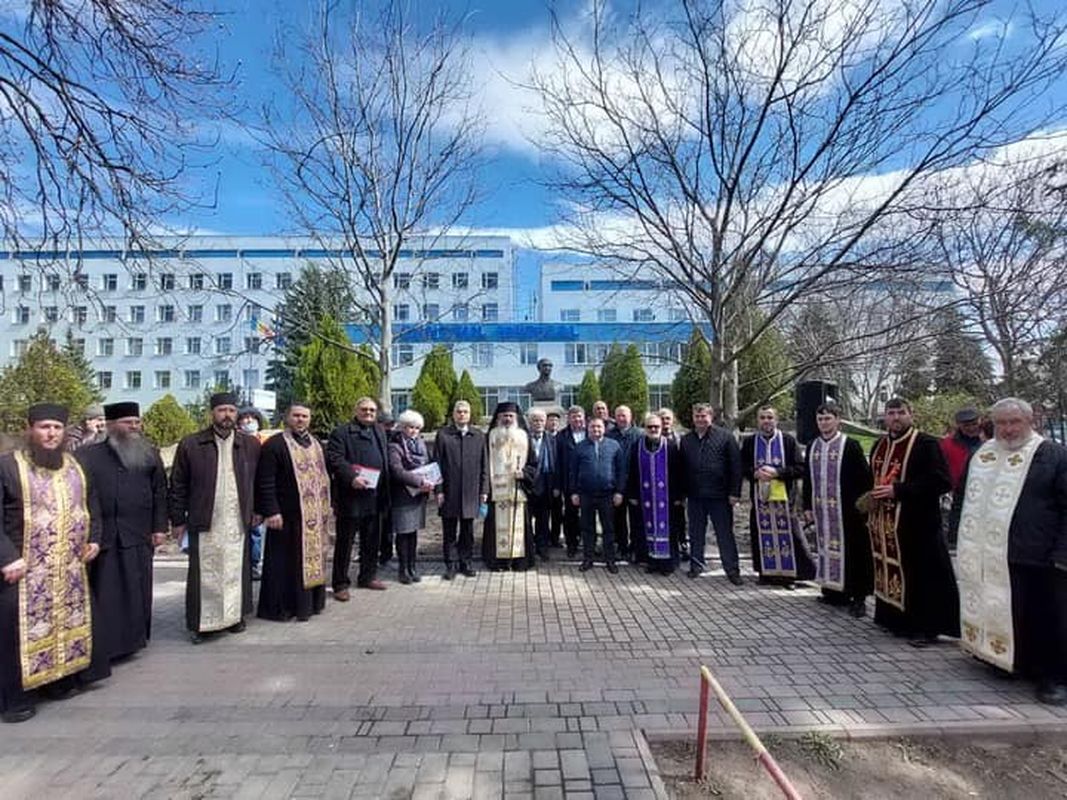 Edineț: PS Antonie a sfinţit bustul marelui filantrop basarabean Vasile Stroescu