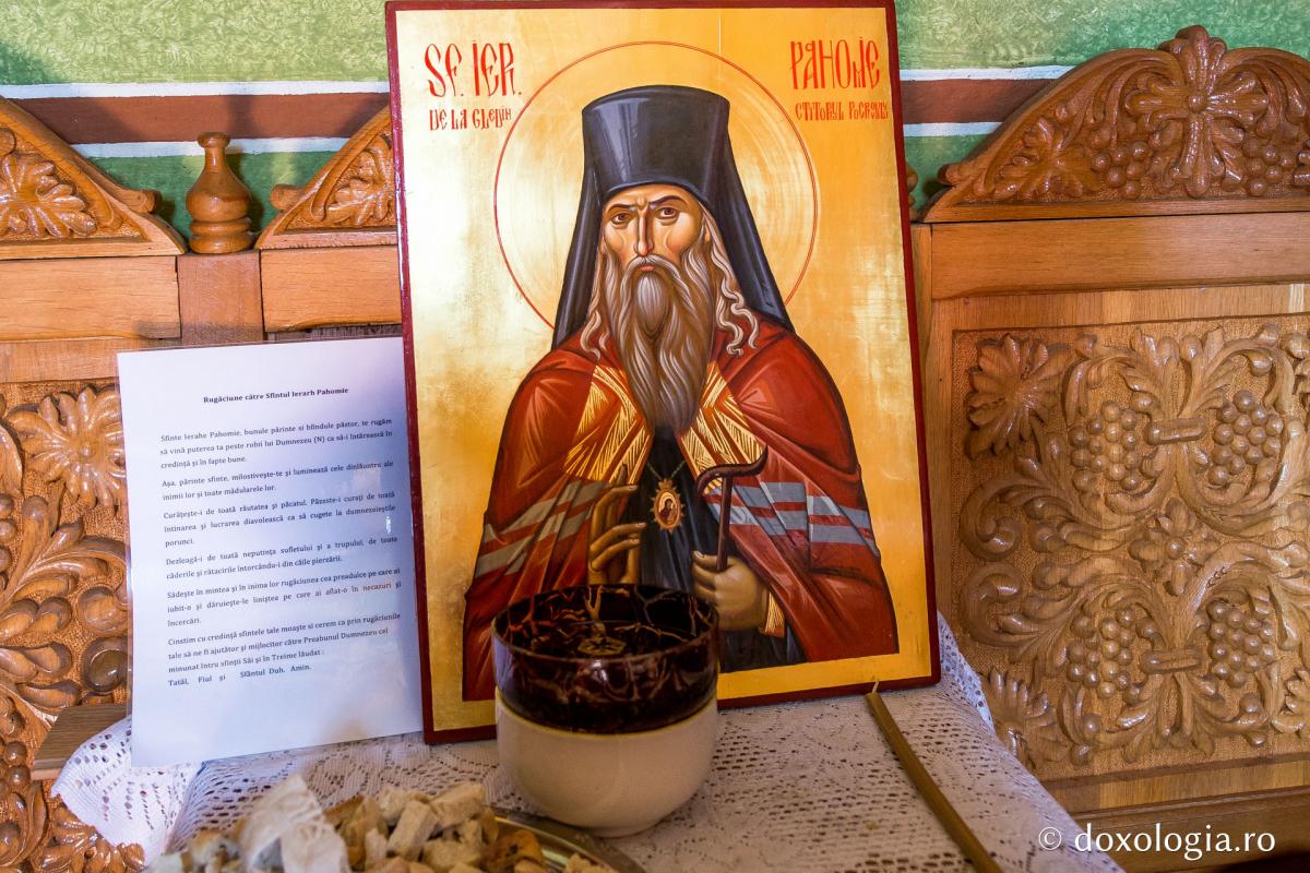 Sărbătoare în poiana Raiului: Schitul nemțean Pocrov își cinstește ctitorul