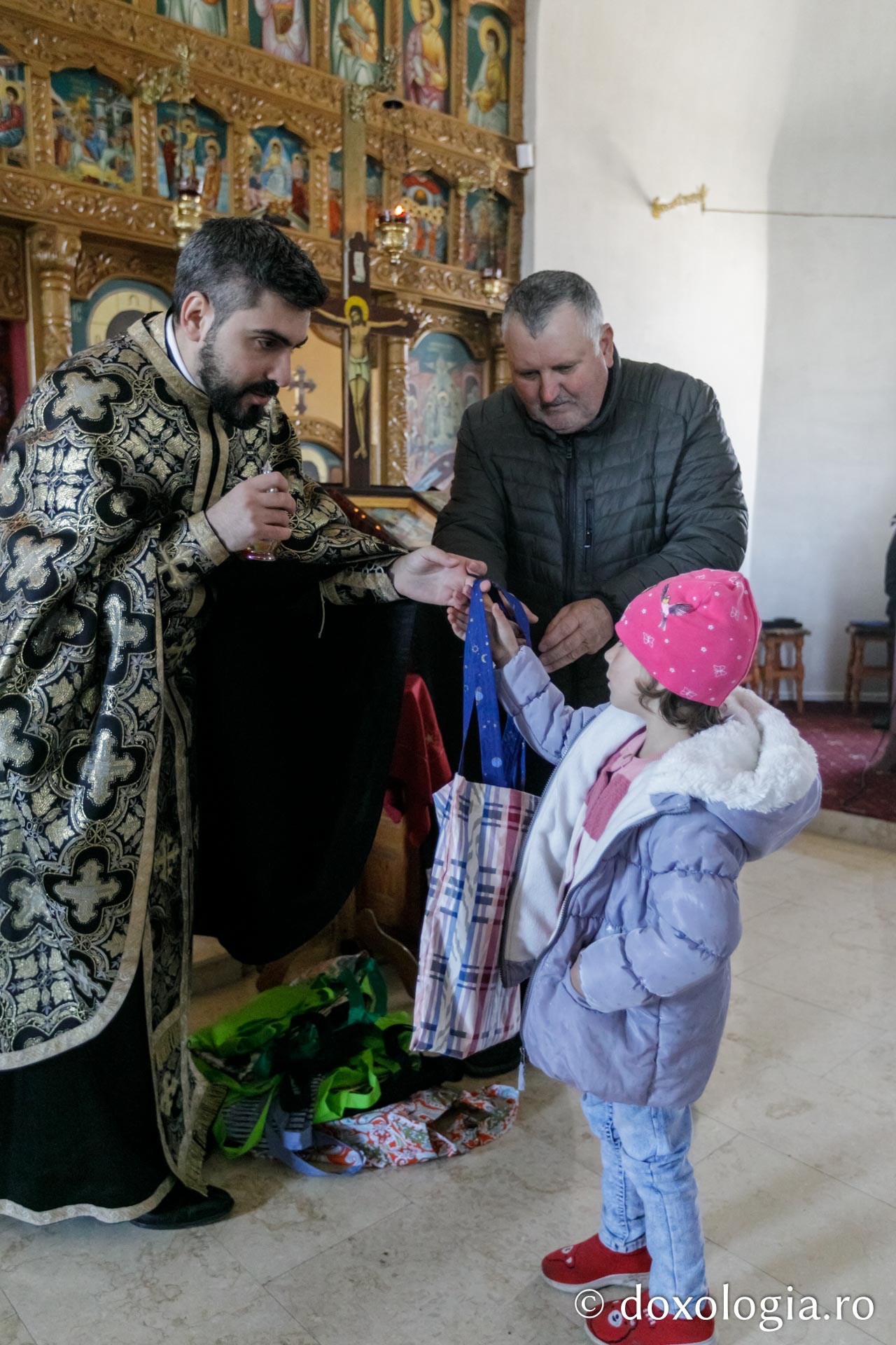 „Trăistuța cu rechizite” – o nouă acțiune filantropică la Parohia Holm, Podu Iloaiei