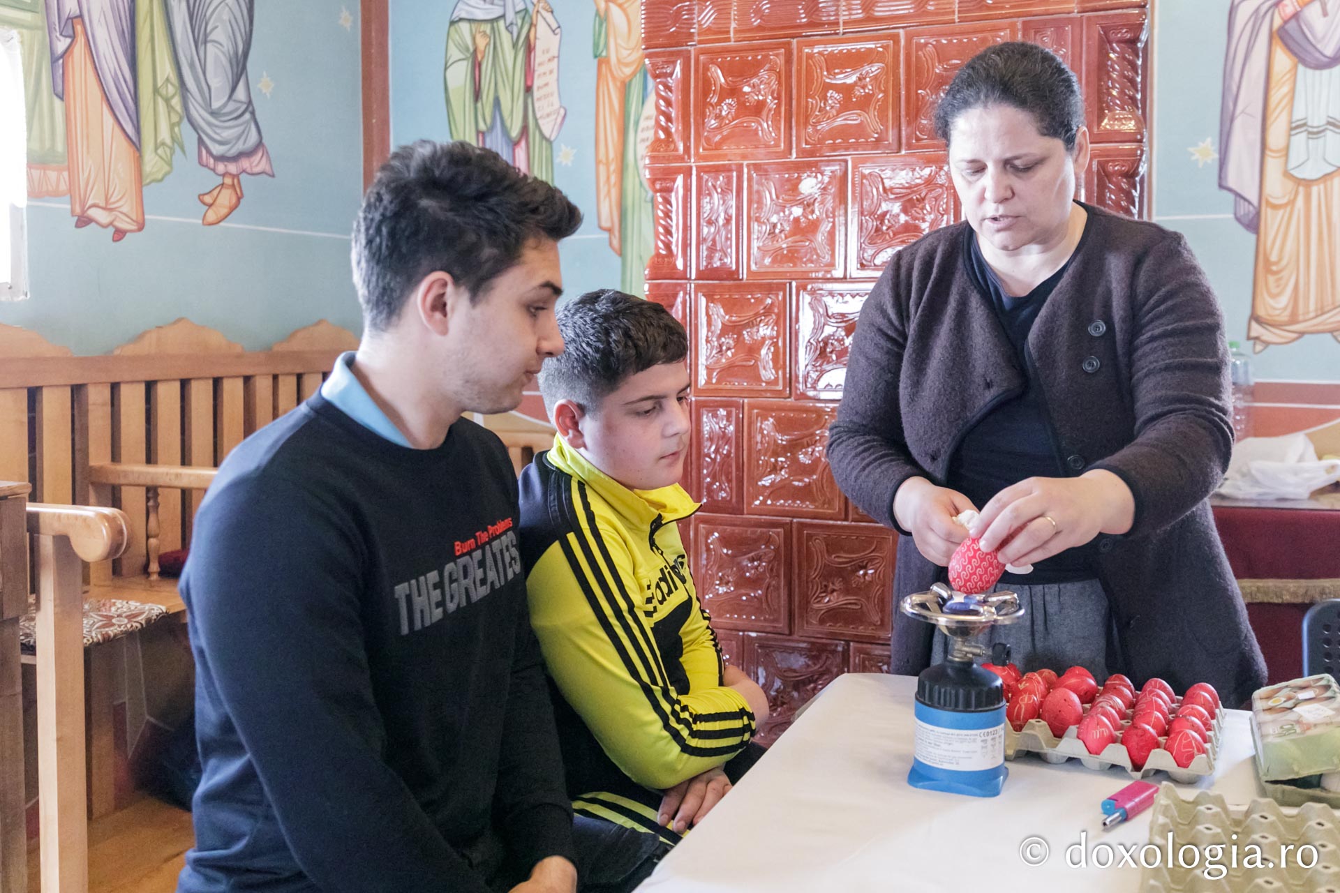 Atelier de încondeiat ouă la parohia Satu Nou – Șcheia