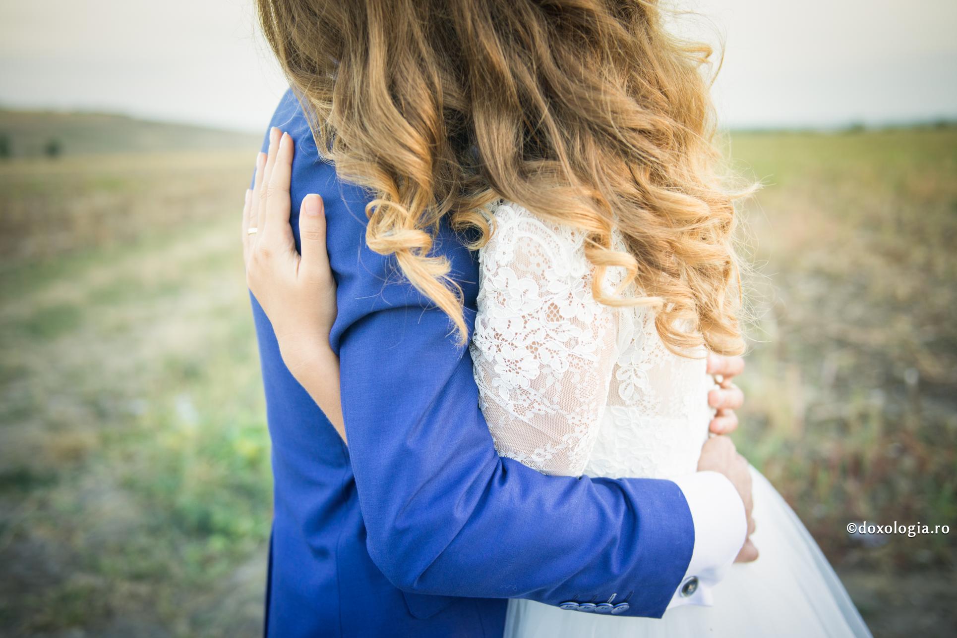 Cum să mă implic, ca bărbat, în viața de familie? / Foto: Oana Nechifor miri îmbrățișați