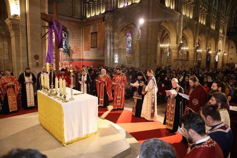 Foto: episcopia-italiei.it Cămașa lui Hristos a fost cinstită de către românii ortodocși | PS Atanasie de Bogdania a săvârșit slujba Acatistului Mântuitorului