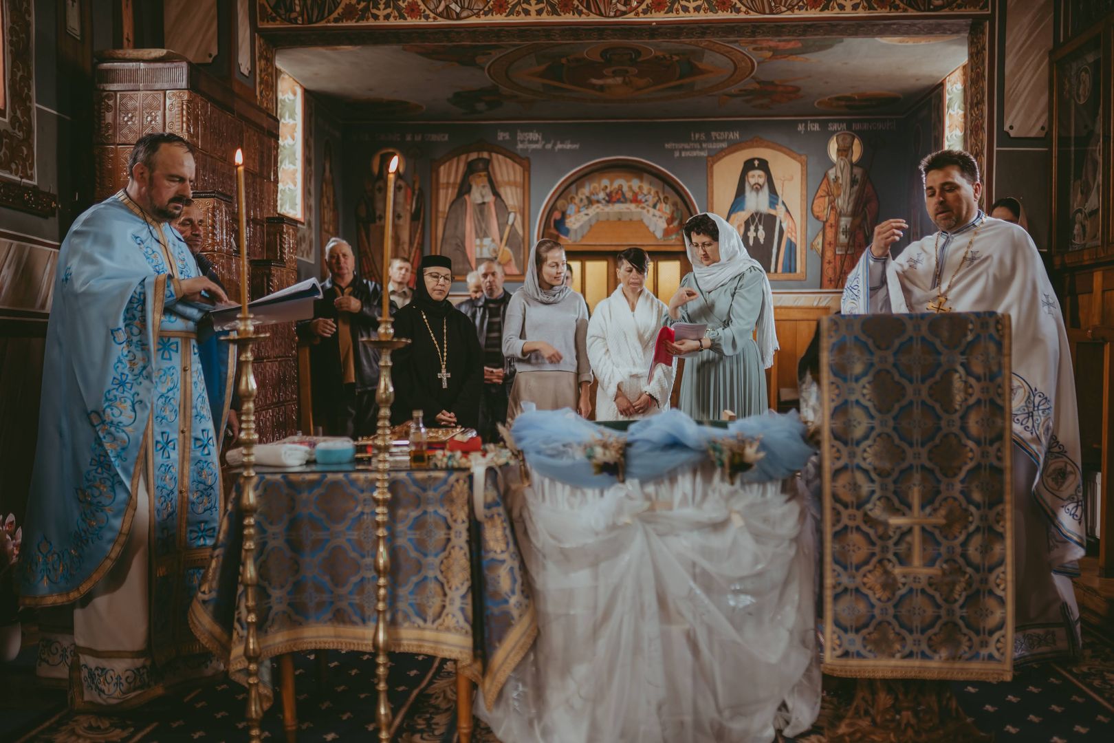 Între Lumină și întuneric: Cronica unui Botez săvârșit în refugiu, în Sâmbăta Paștilor