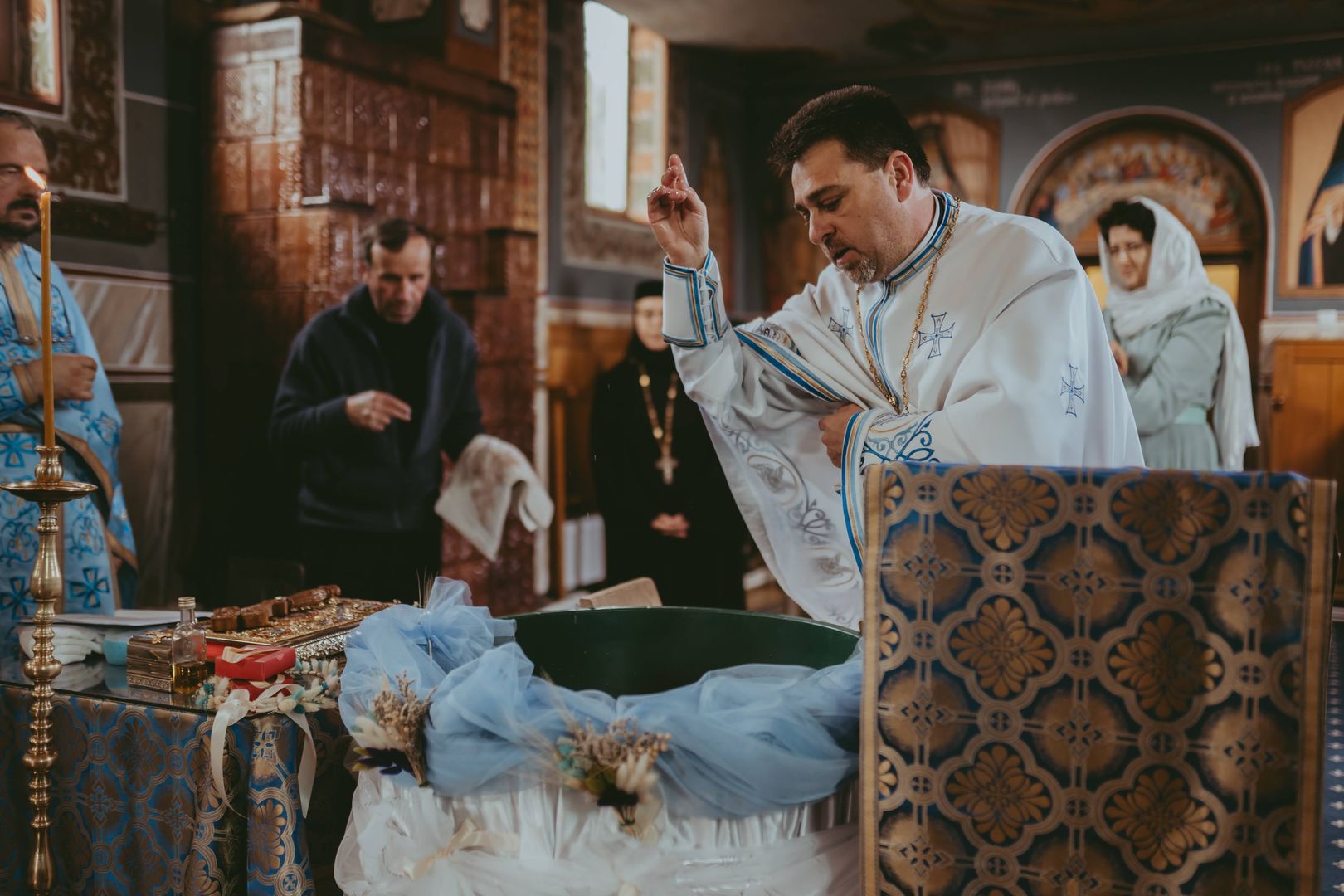 Între Lumină și întuneric: Cronica unui Botez săvârșit în refugiu, în Sâmbăta Paștilor