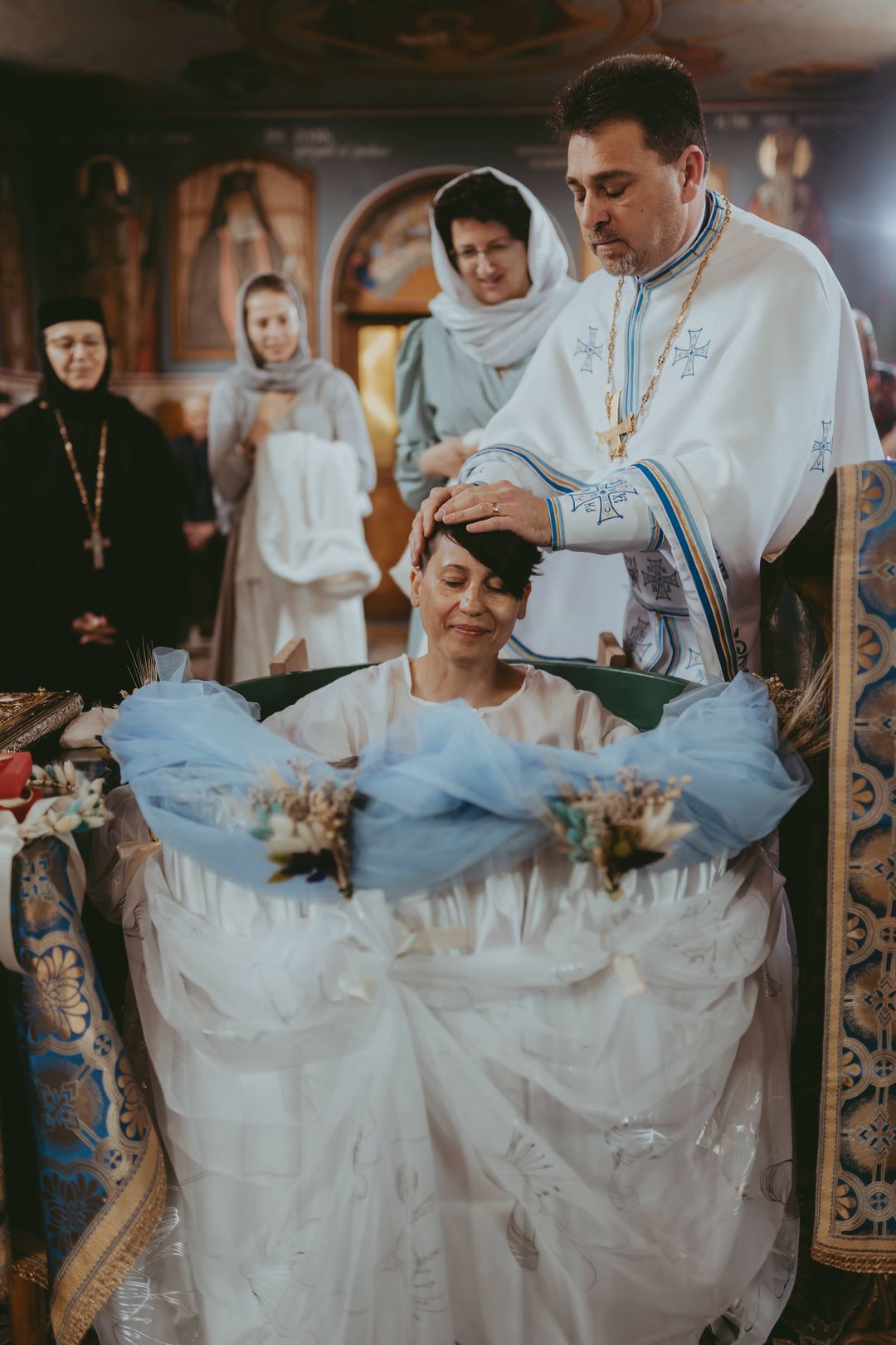 Între Lumină și întuneric: Cronica unui Botez săvârșit în refugiu, în Sâmbăta Paștilor