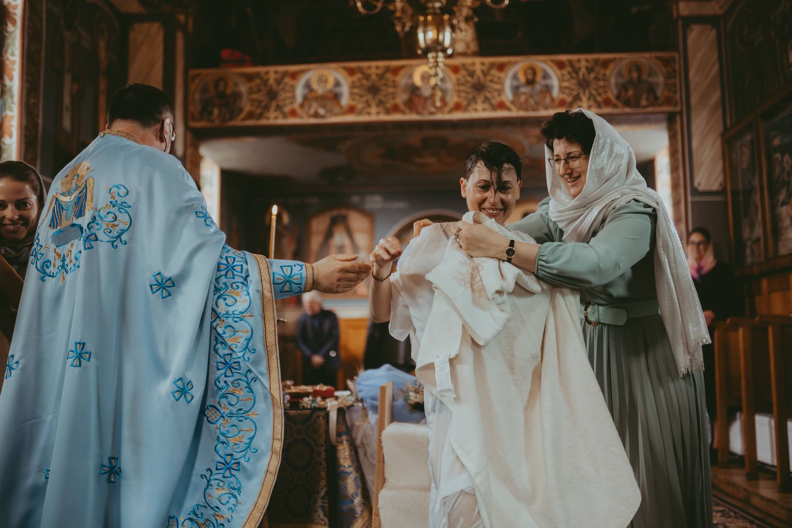 Între Lumină și întuneric: Cronica unui Botez săvârșit în refugiu, în Sâmbăta Paștilor