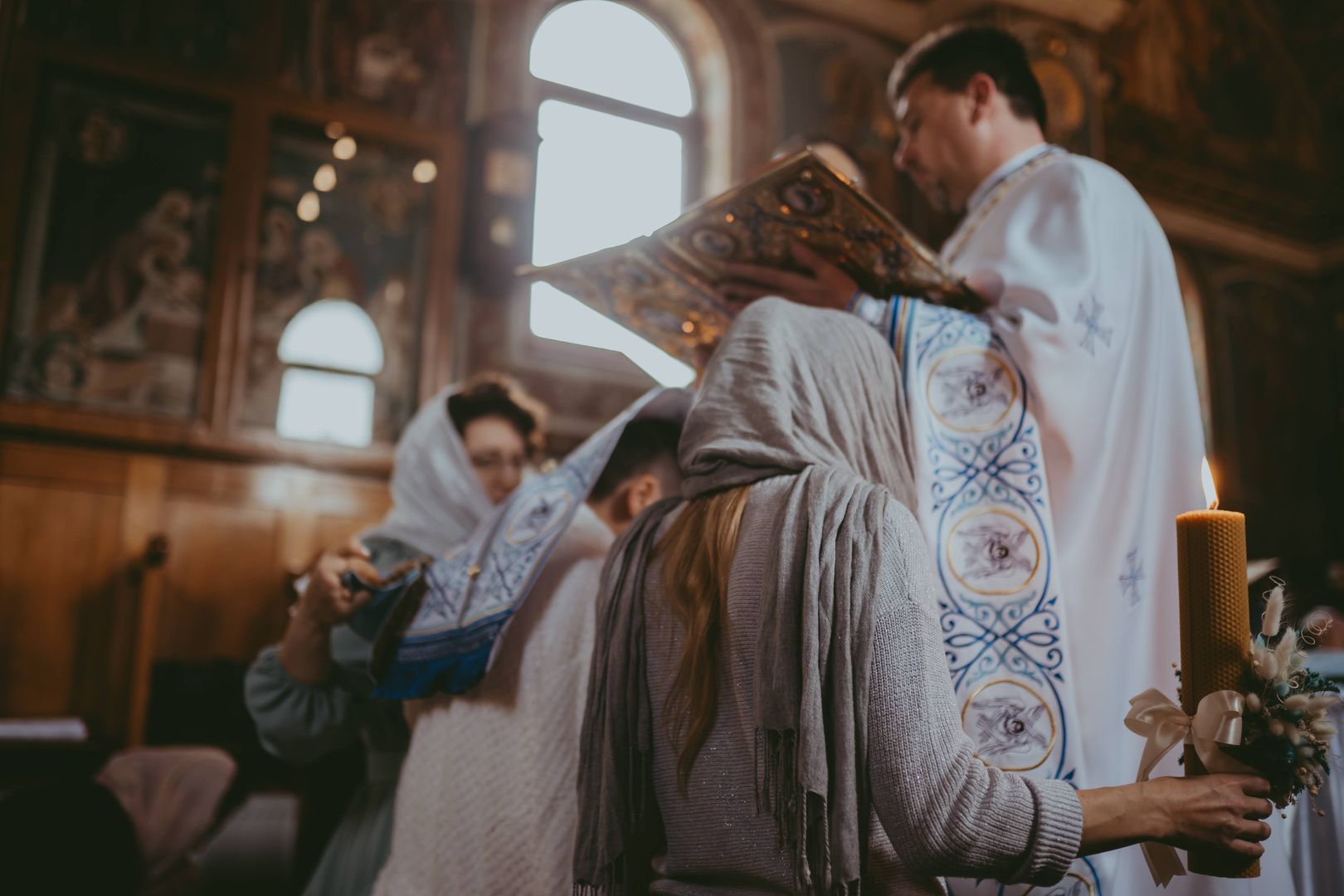 Între Lumină și întuneric: Cronica unui Botez săvârșit în refugiu, în Sâmbăta Paștilor