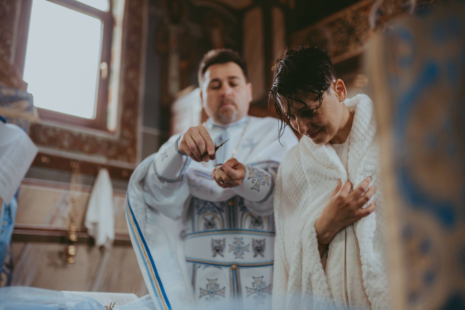 Între Lumină și întuneric: Cronica unui Botez săvârșit în refugiu, în Sâmbăta Paștilor