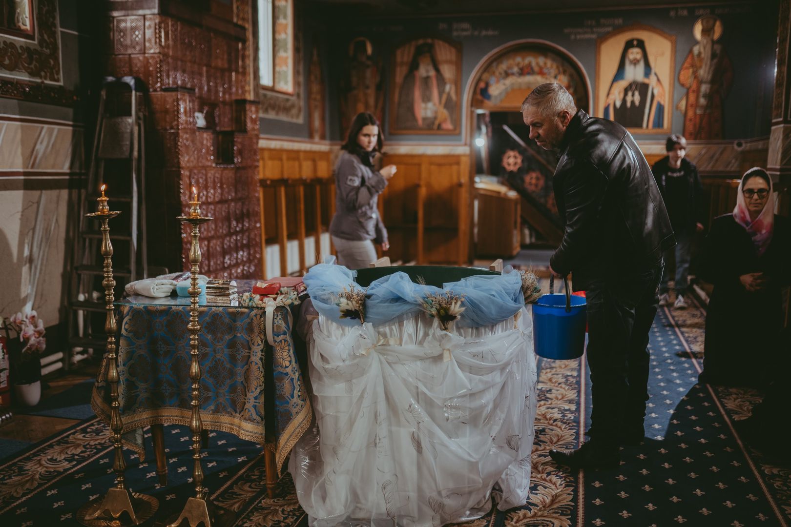 Între Lumină și întuneric: Cronica unui Botez săvârșit în refugiu, în Sâmbăta Paștilor