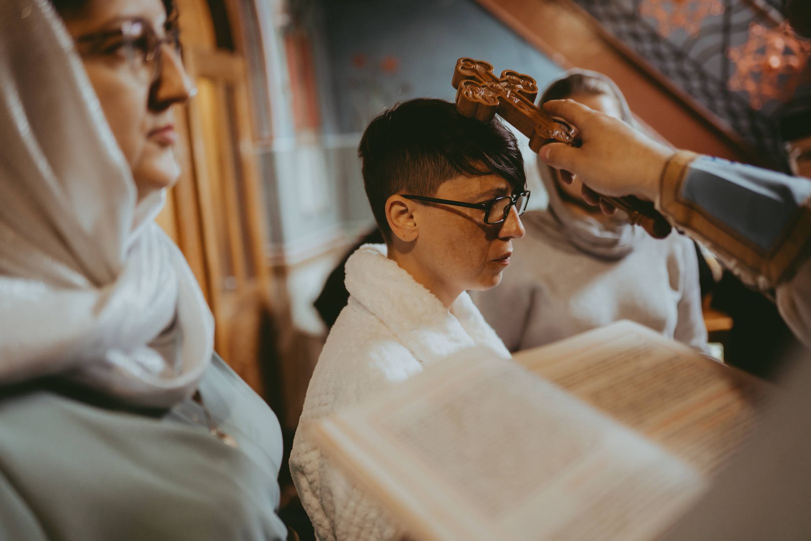 Între Lumină și întuneric: Cronica unui Botez săvârșit în refugiu, în Sâmbăta Paștilor