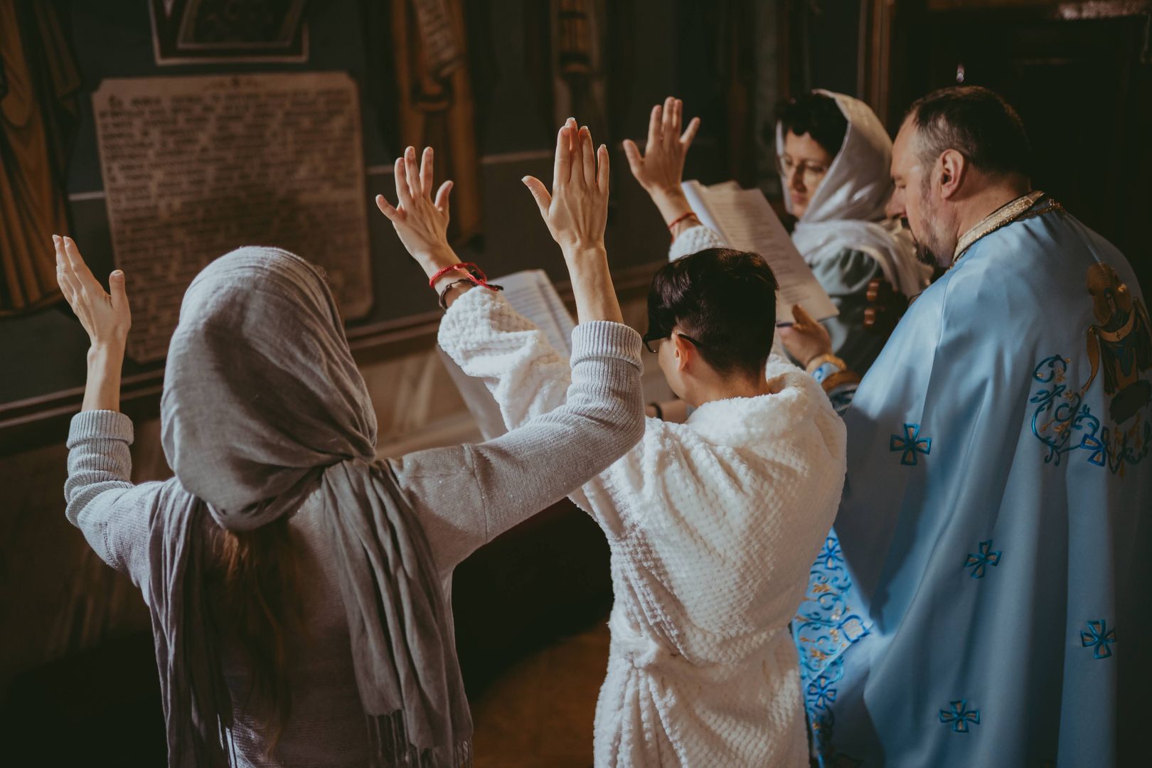 Între Lumină și întuneric: Cronica unui Botez săvârșit în refugiu, în Sâmbăta Paștilor